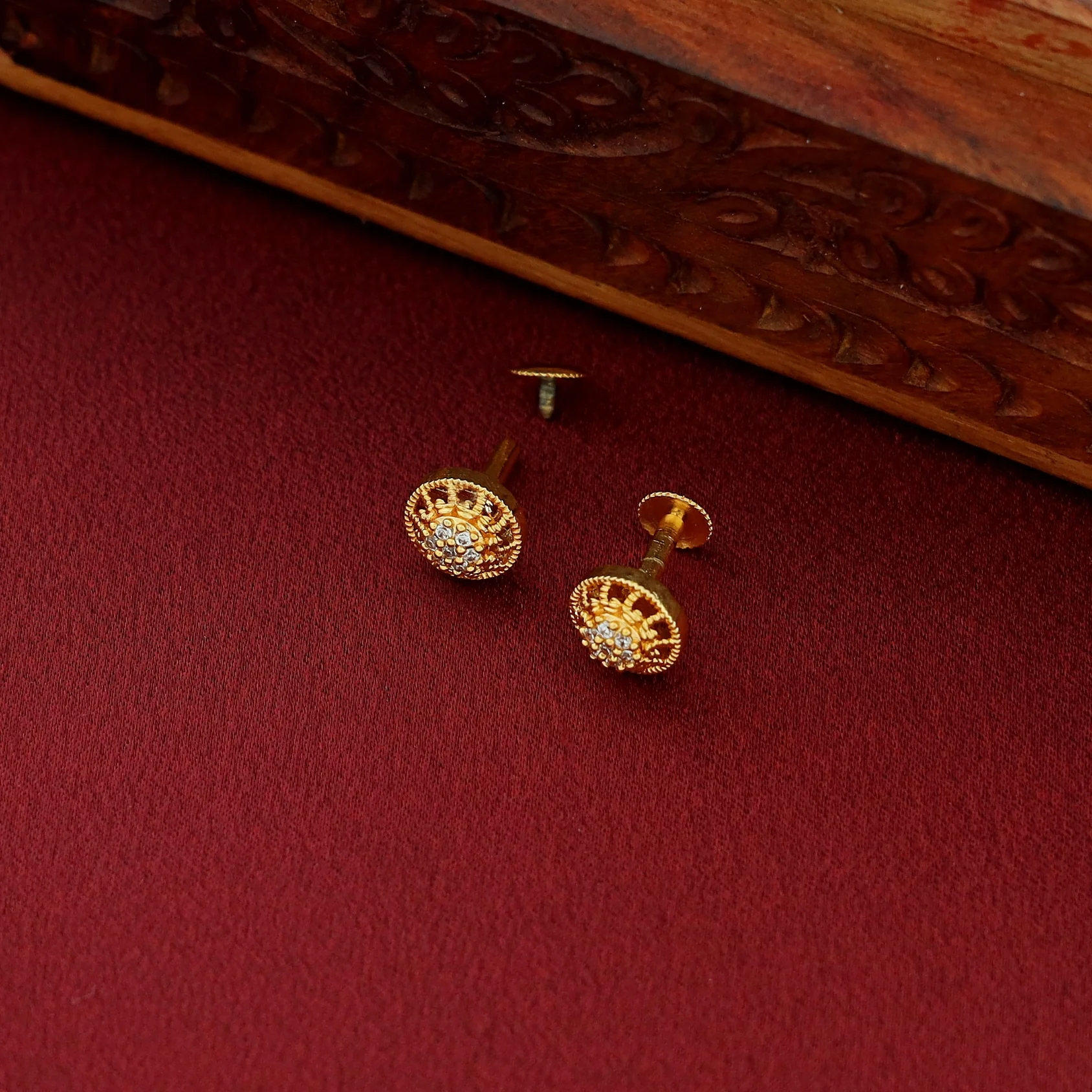 Golden Flower Square Short Neckpiece With Stud - Image 7