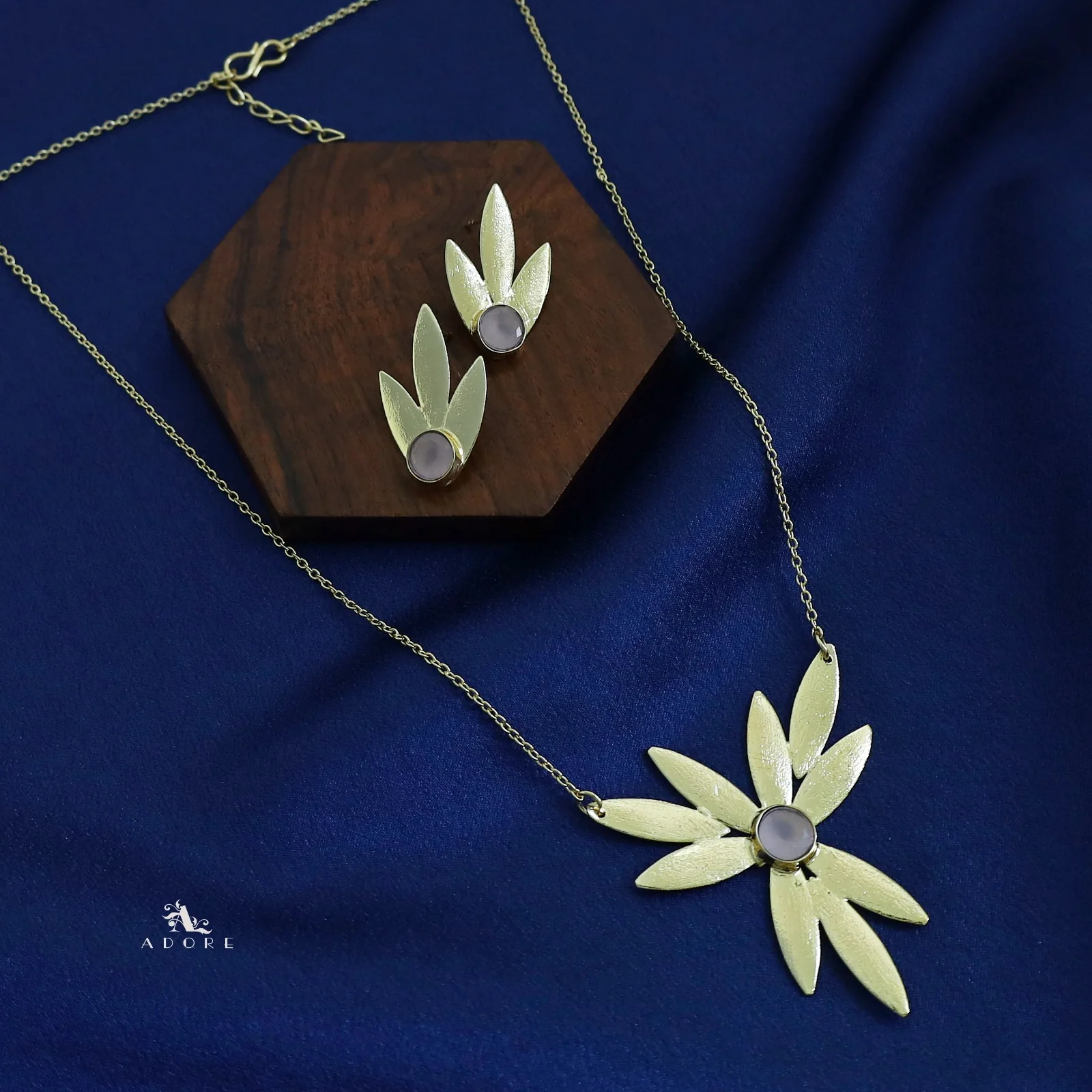 Golden Glossy Vintage Flower Neckpiece With Earring - Image 2