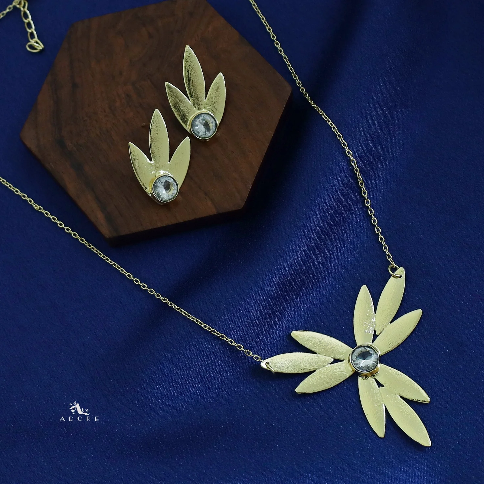 Golden Glossy Vintage Flower Neckpiece With Earring - Image 3