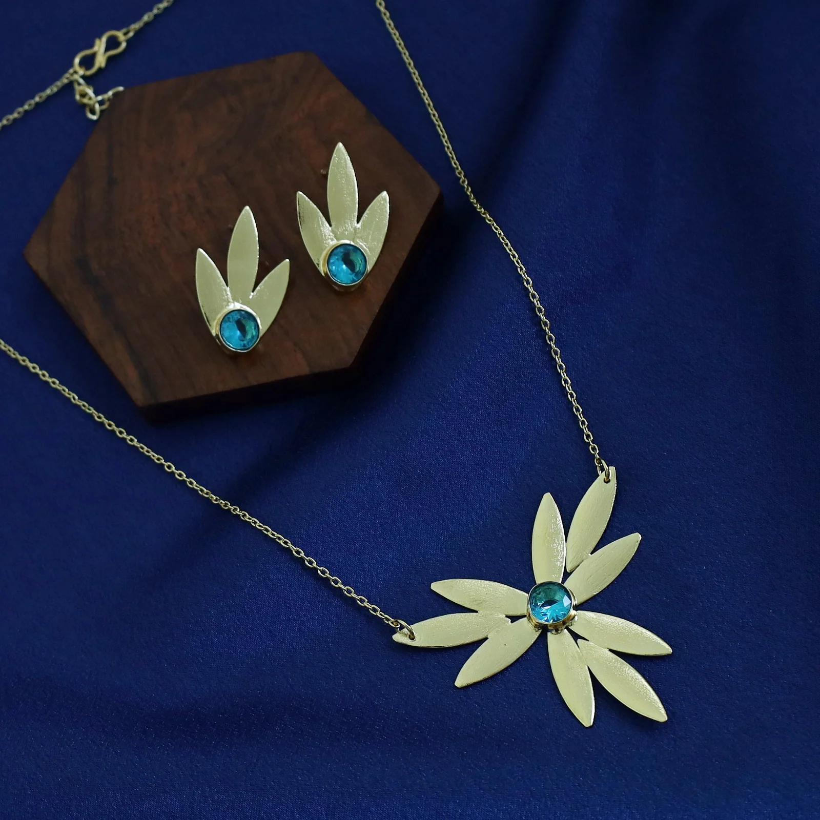 Golden Glossy Vintage Flower Neckpiece With Earring - Image 4