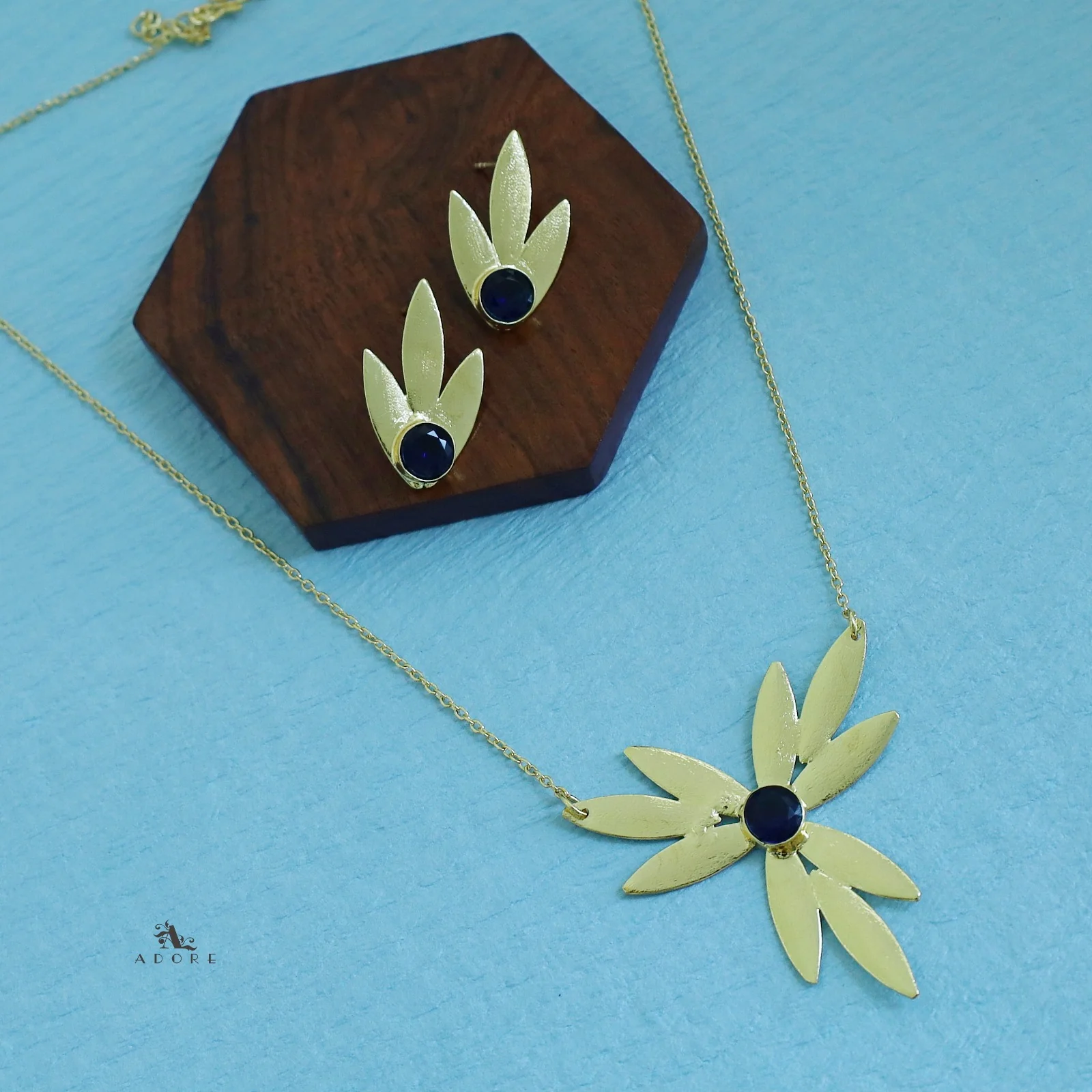 Golden Glossy Vintage Flower Neckpiece With Earring - Image 5