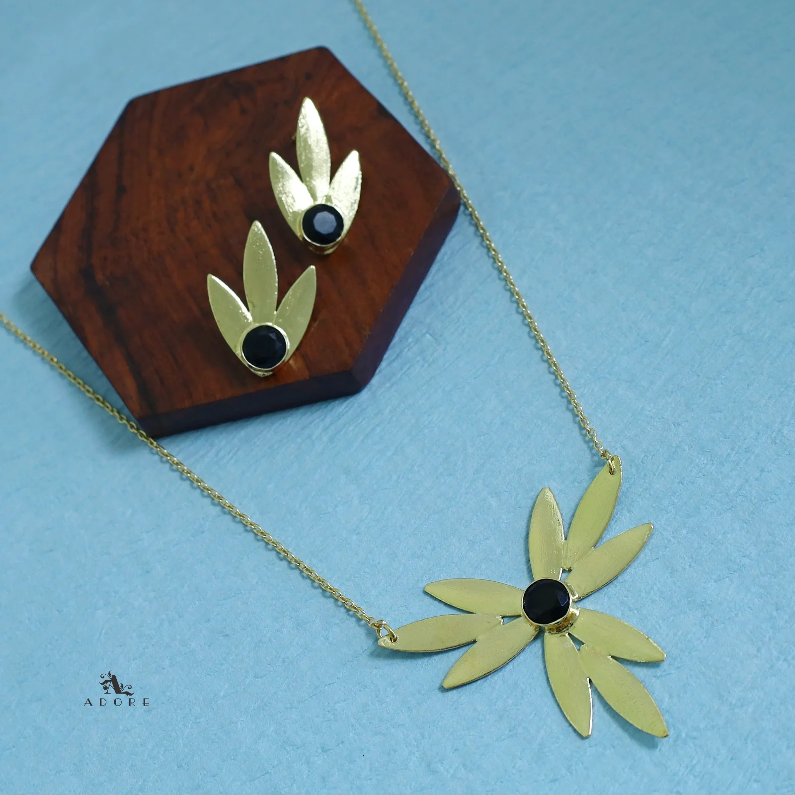 Golden Glossy Vintage Flower Neckpiece With Earring - Image 6