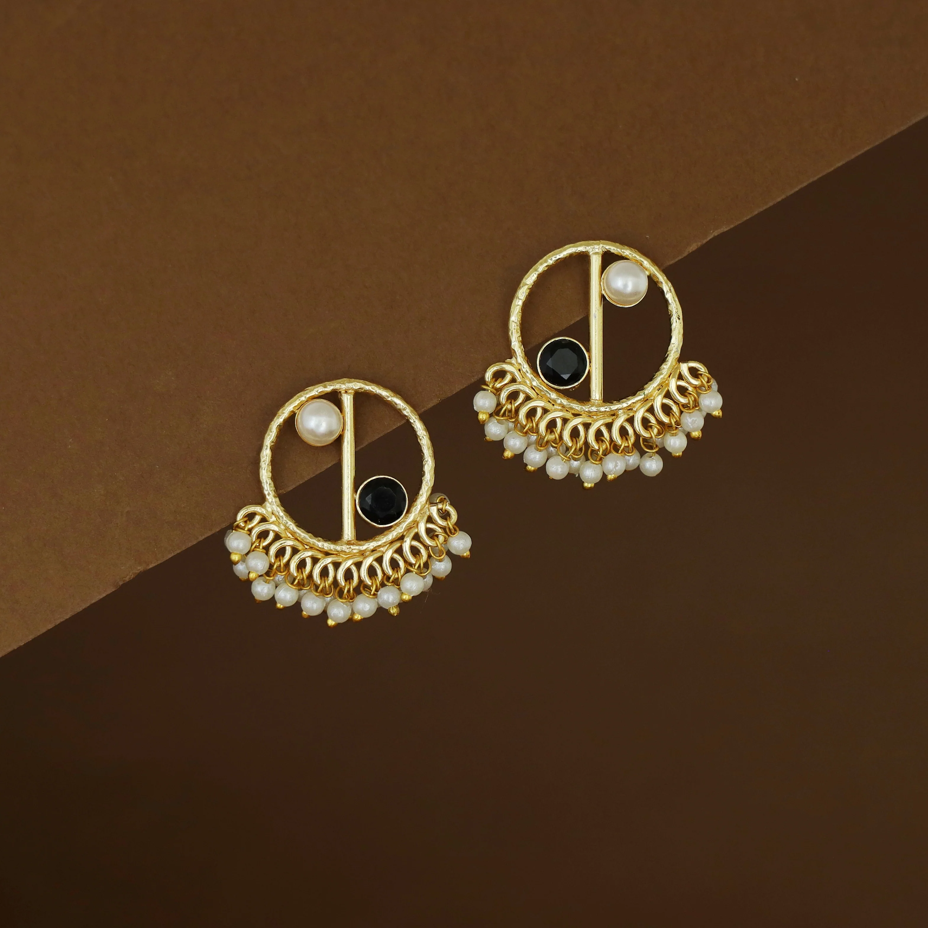 Golden Hammered Circle Cluster Pearl Glossy Stone Earring - Image 4