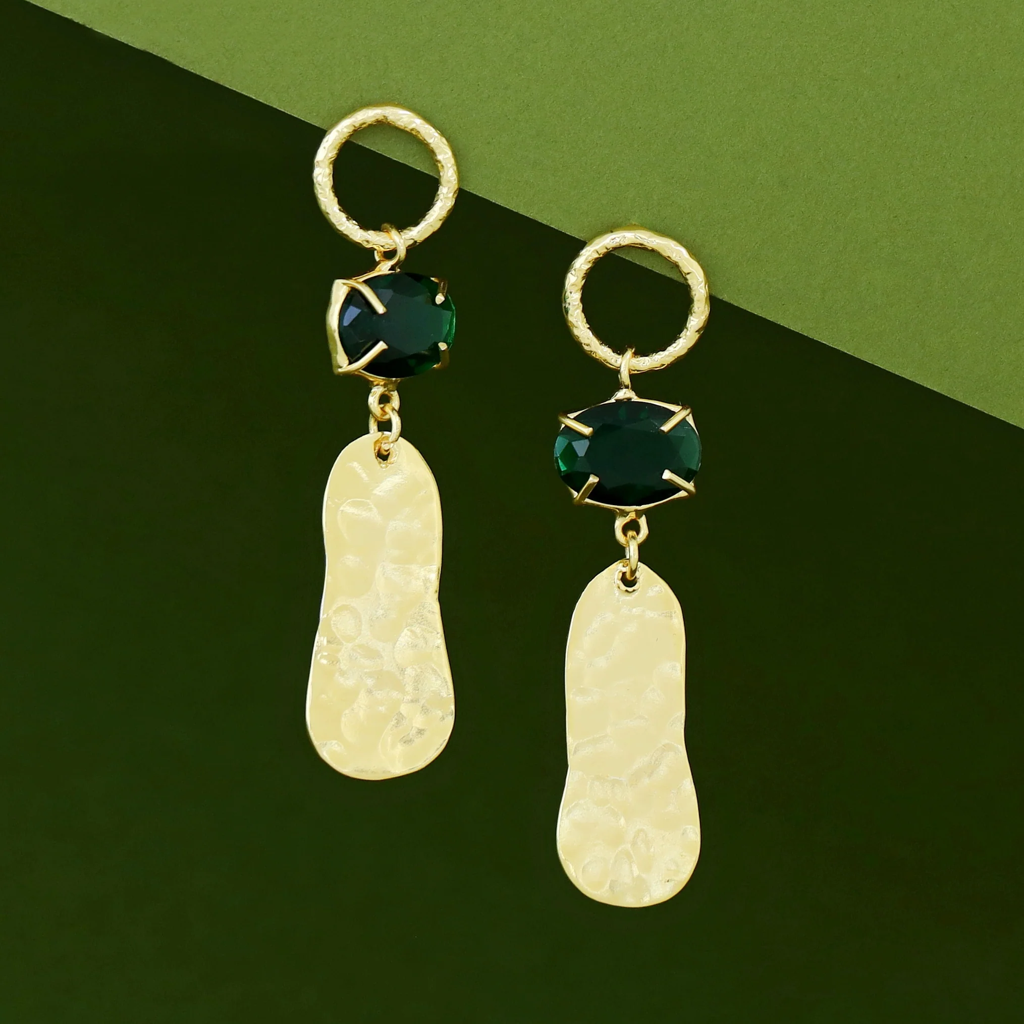 Golden Circle Hammered Claw Glossy Stone Earring - Image 2