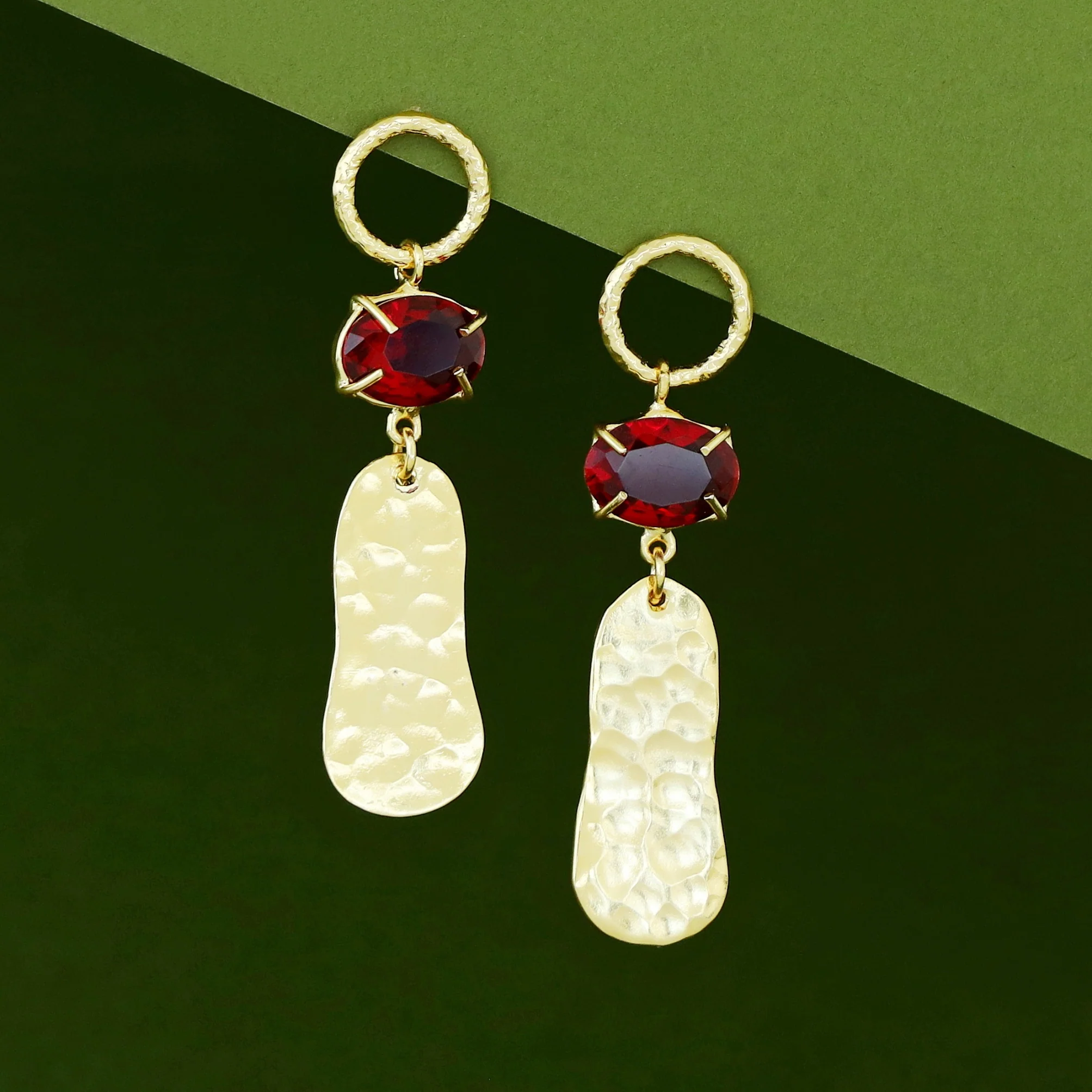 Golden Circle Hammered Claw Glossy Stone Earring - Image 3