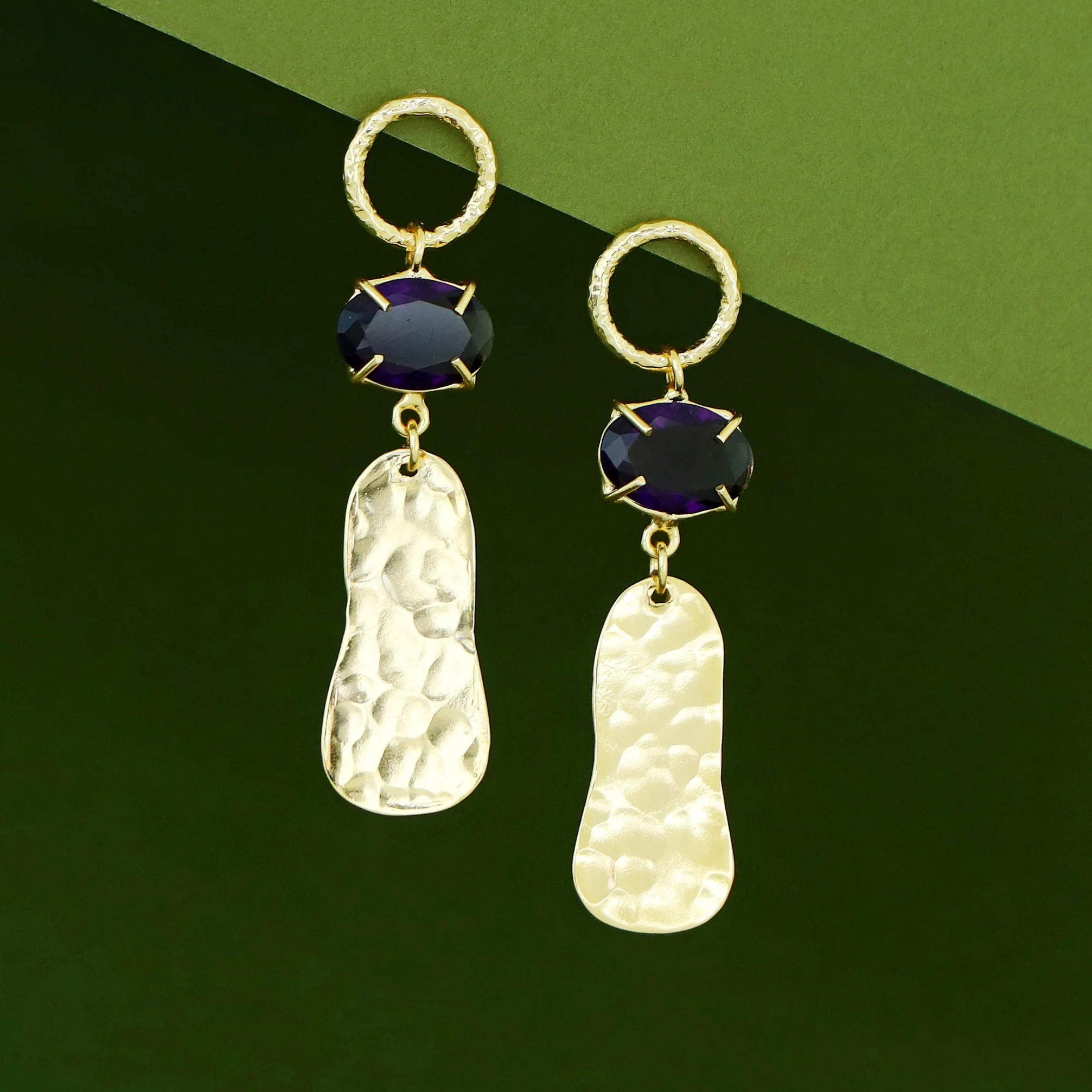 Golden Circle Hammered Claw Glossy Stone Earring - Image 4