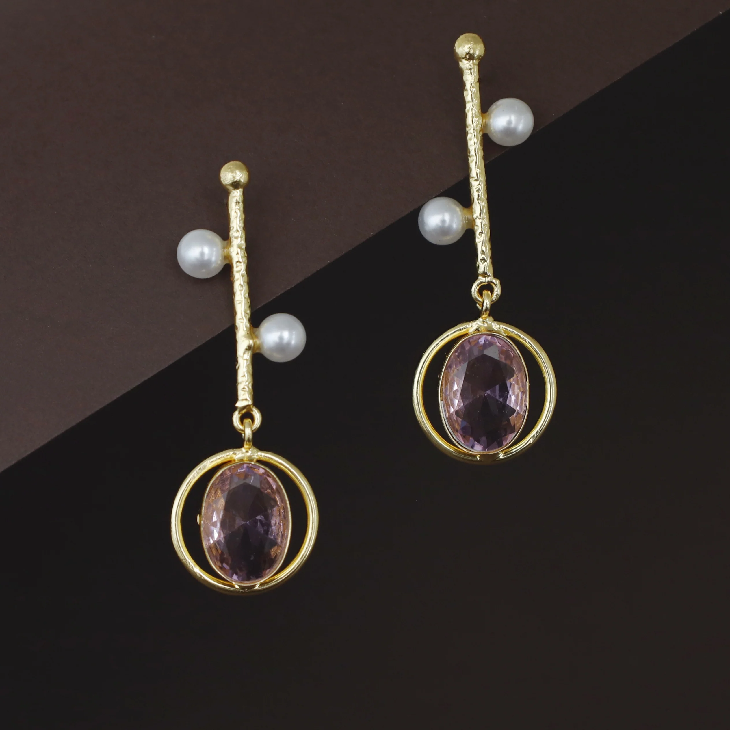 Golden Hammered Stick Pearl Oval Glossy Earring - Image 3