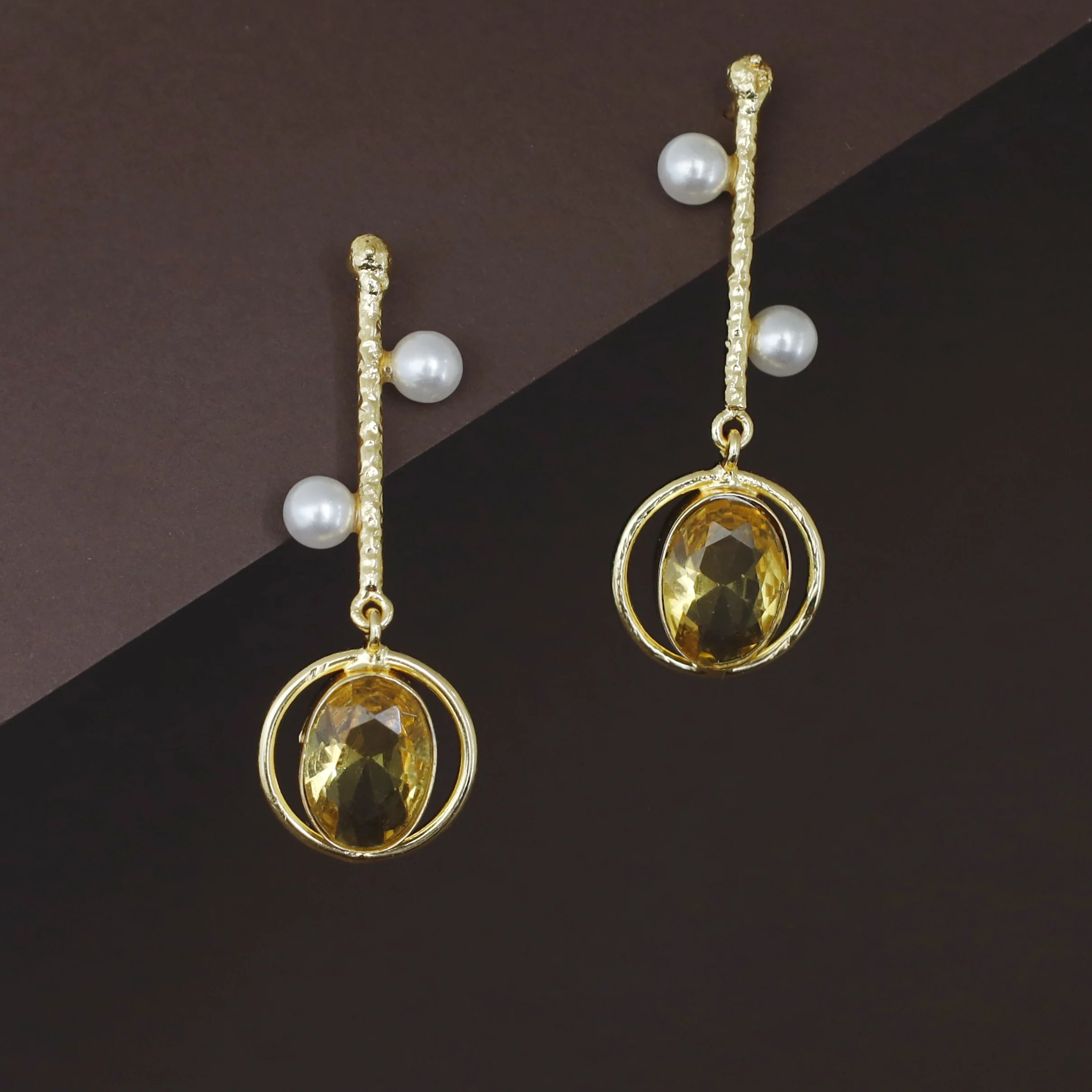 Golden Hammered Stick Pearl Oval Glossy Earring - Image 4