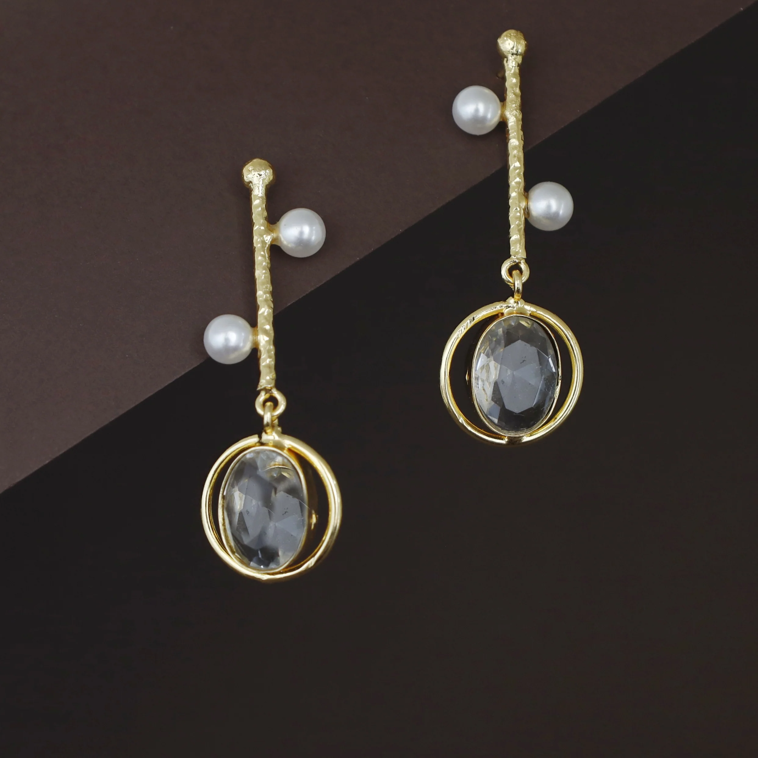 Golden Hammered Stick Pearl Oval Glossy Earring - Image 5