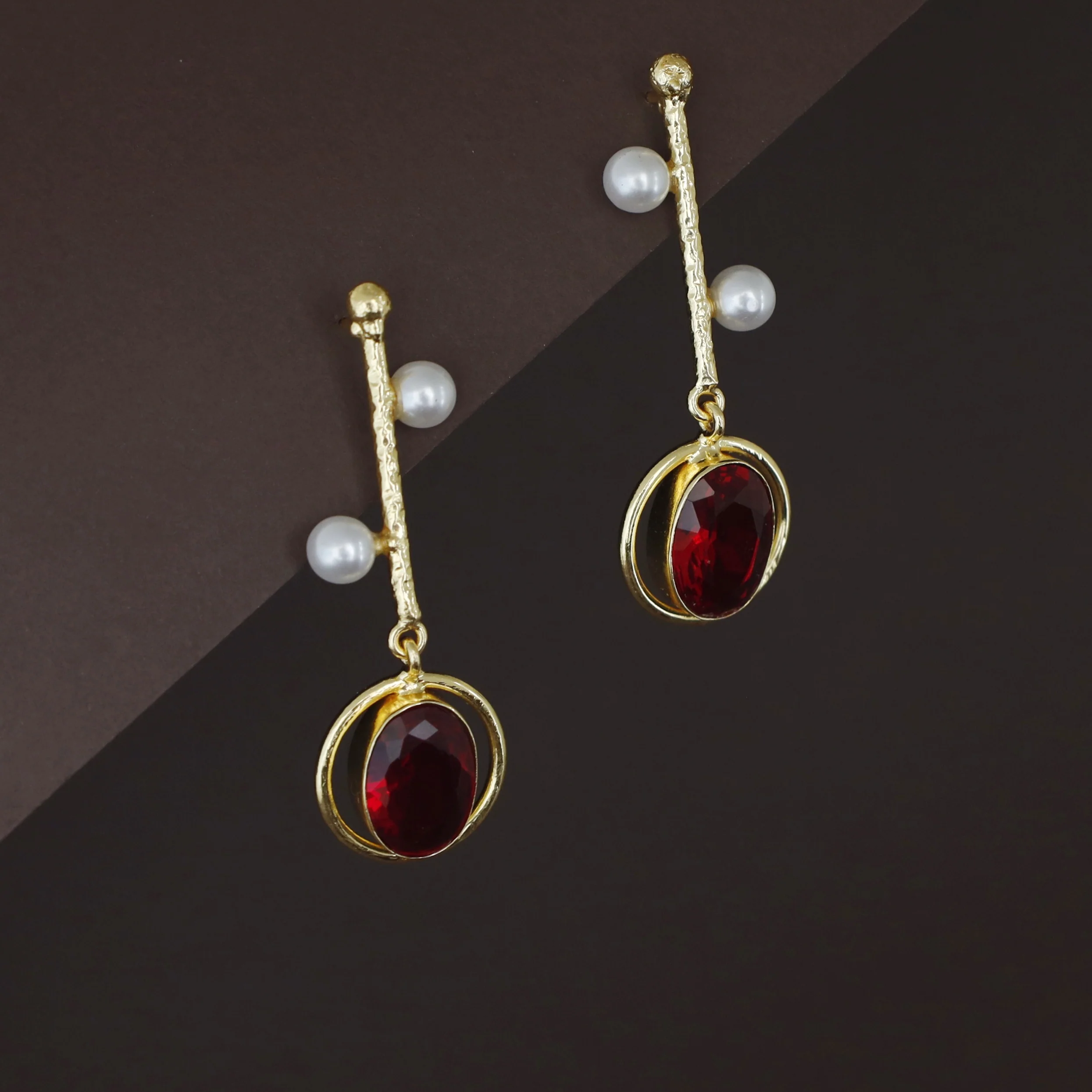 Golden Hammered Stick Pearl Oval Glossy Earring - Image 9