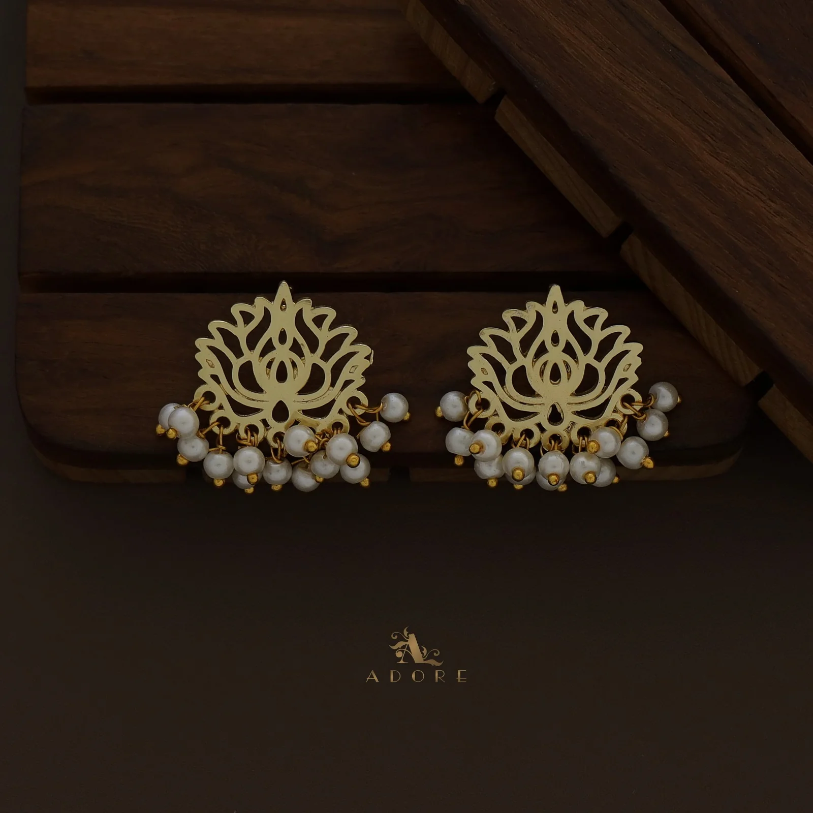 Golden Lotus Cluster Pearl Neckpiece With Earring - Image 4