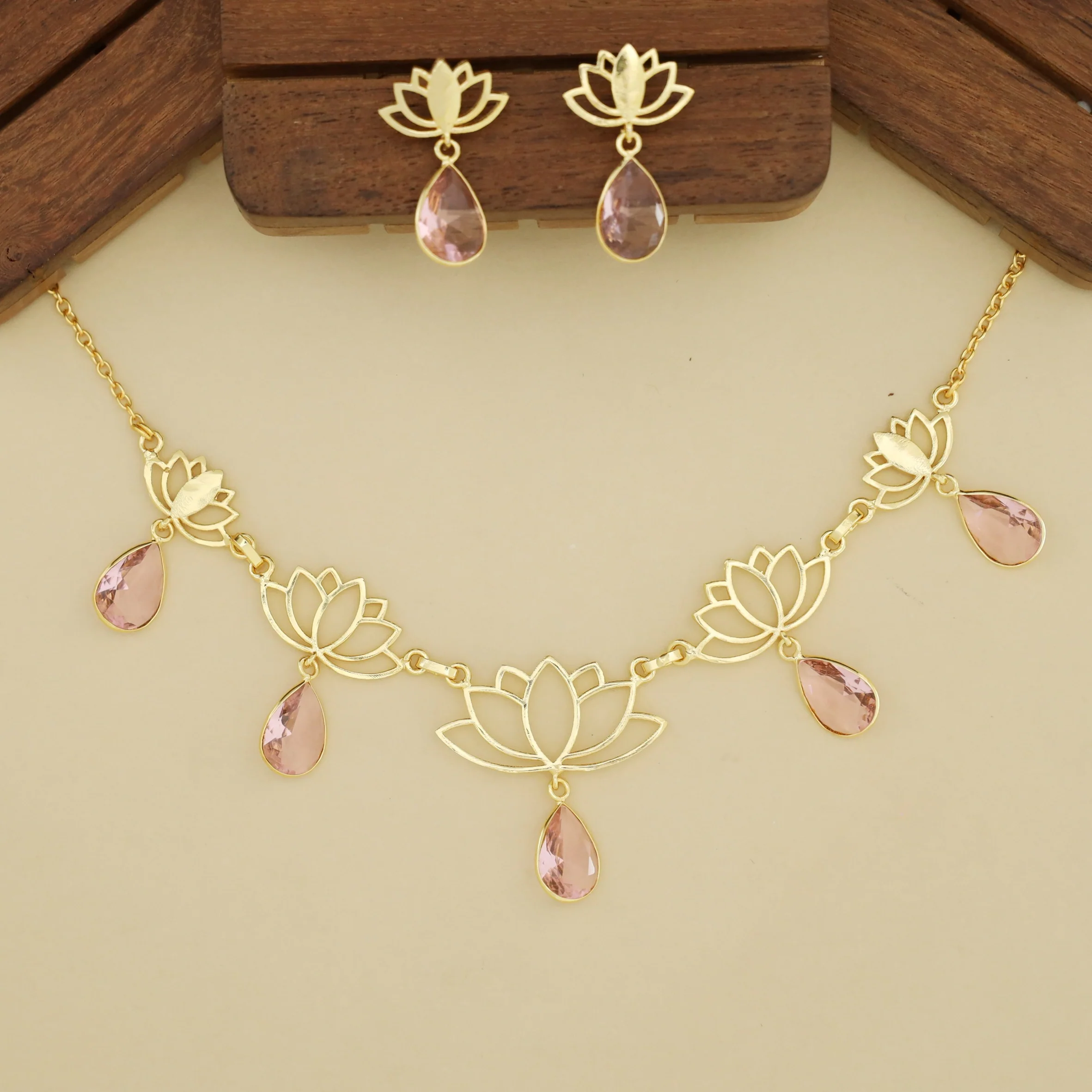 Golden Lotus Drop Glossy Stone Short Neckpiece With Earring - Image 3