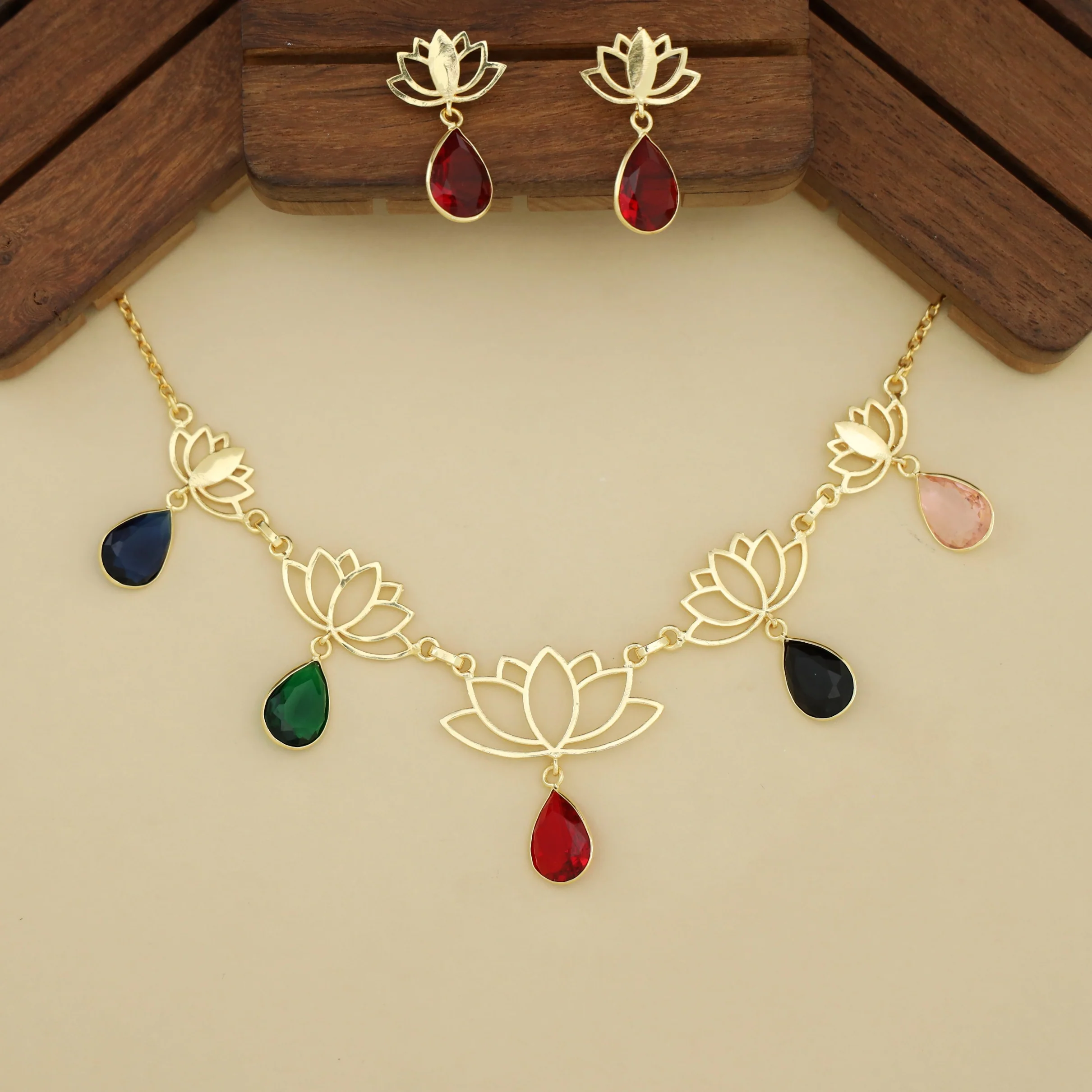 Golden Lotus Drop Glossy Stone Short Neckpiece With Earring - Image 4