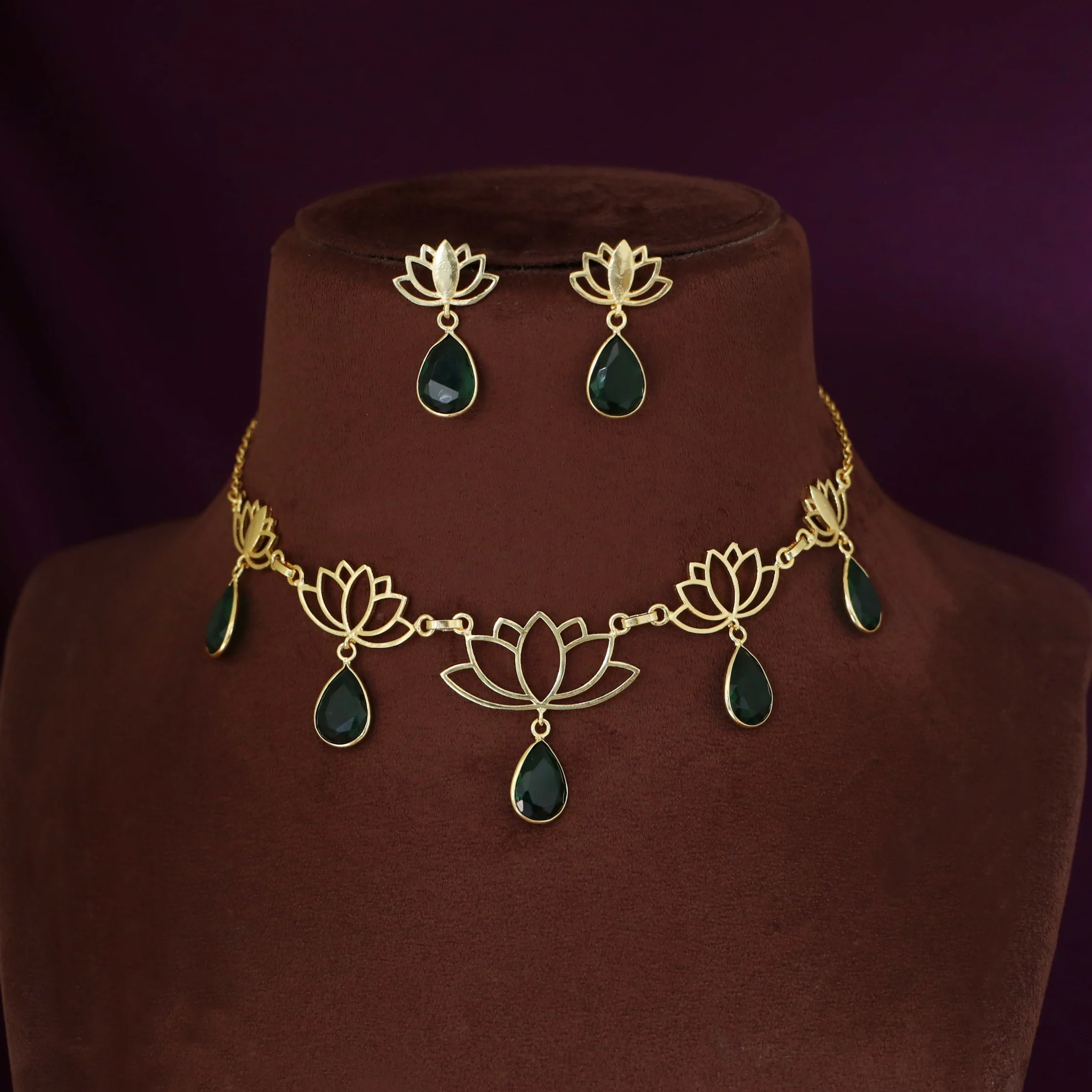 Golden Lotus Drop Glossy Stone Short Neckpiece With Earring - Image 5