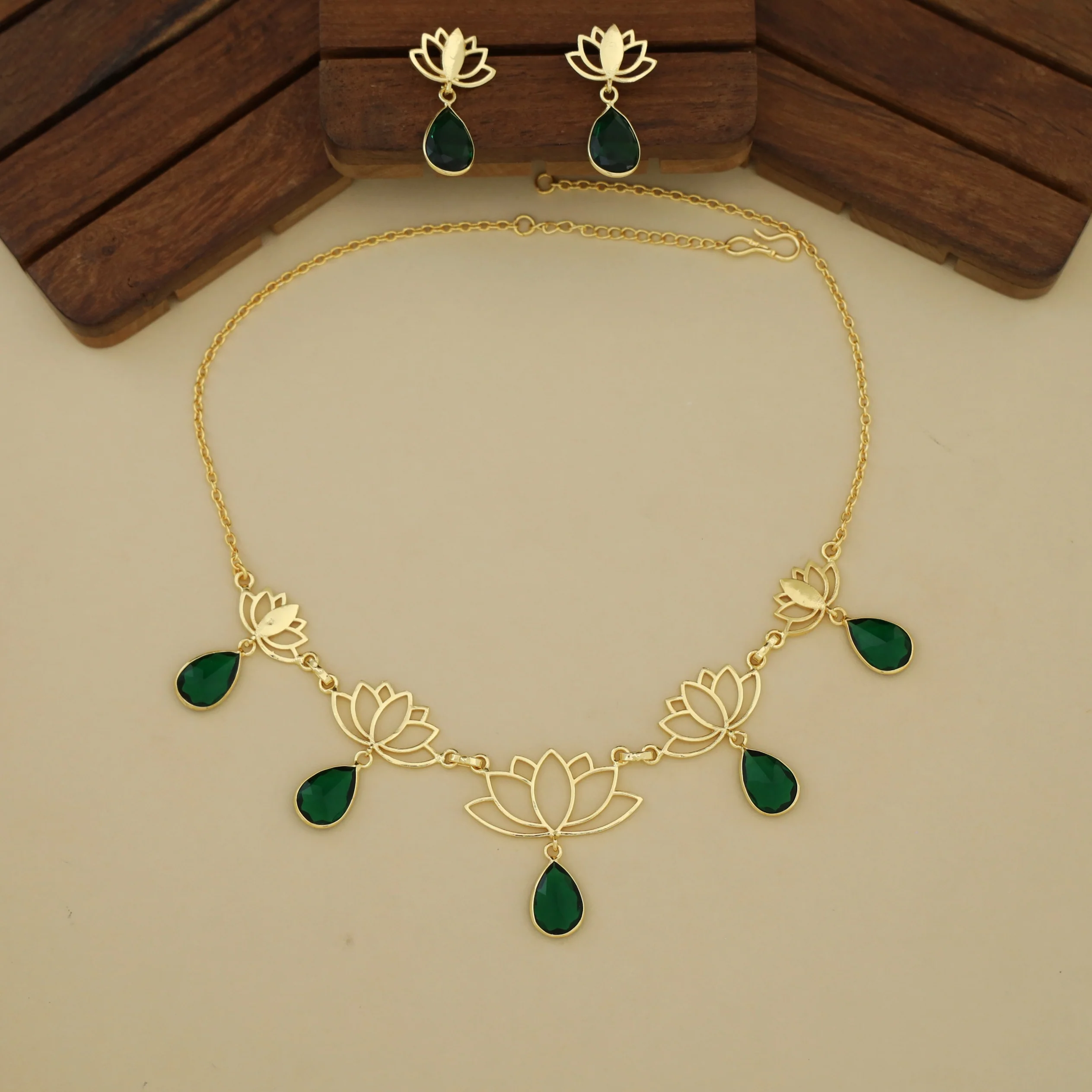 Golden Lotus Drop Glossy Stone Short Neckpiece With Earring - Image 7