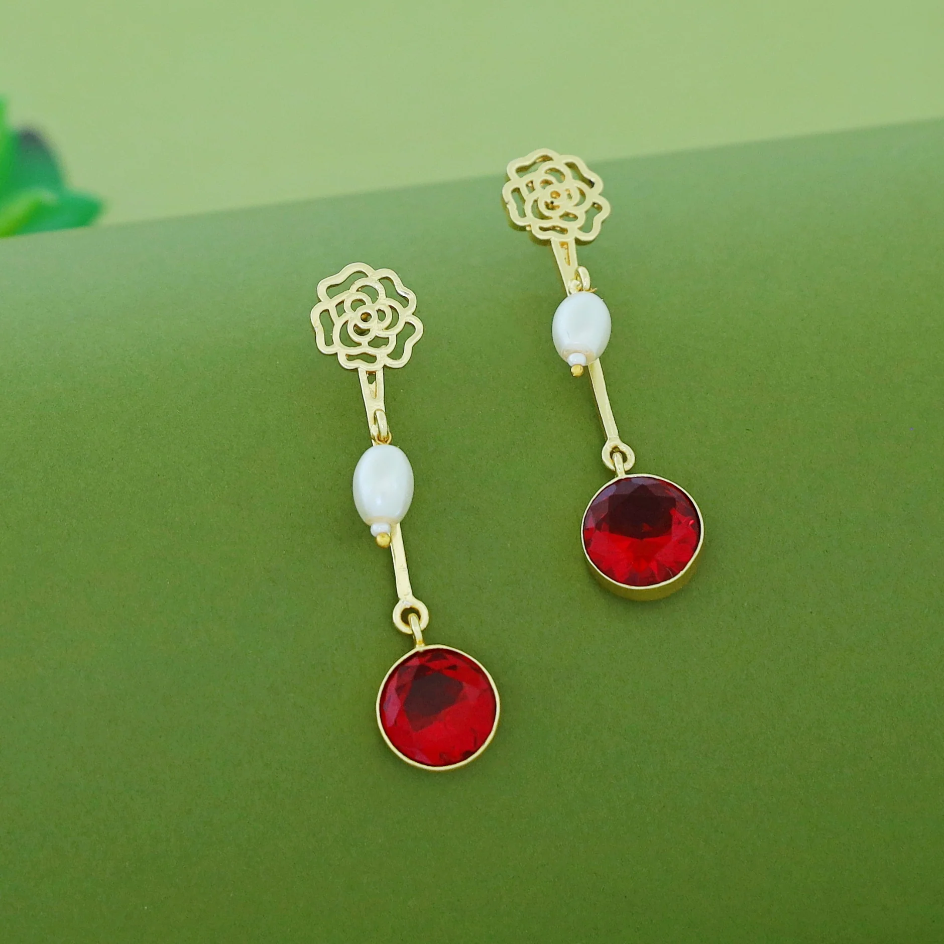 Golden Mini Raazi Flower Stick Pearl Glossy Earring - Image 10