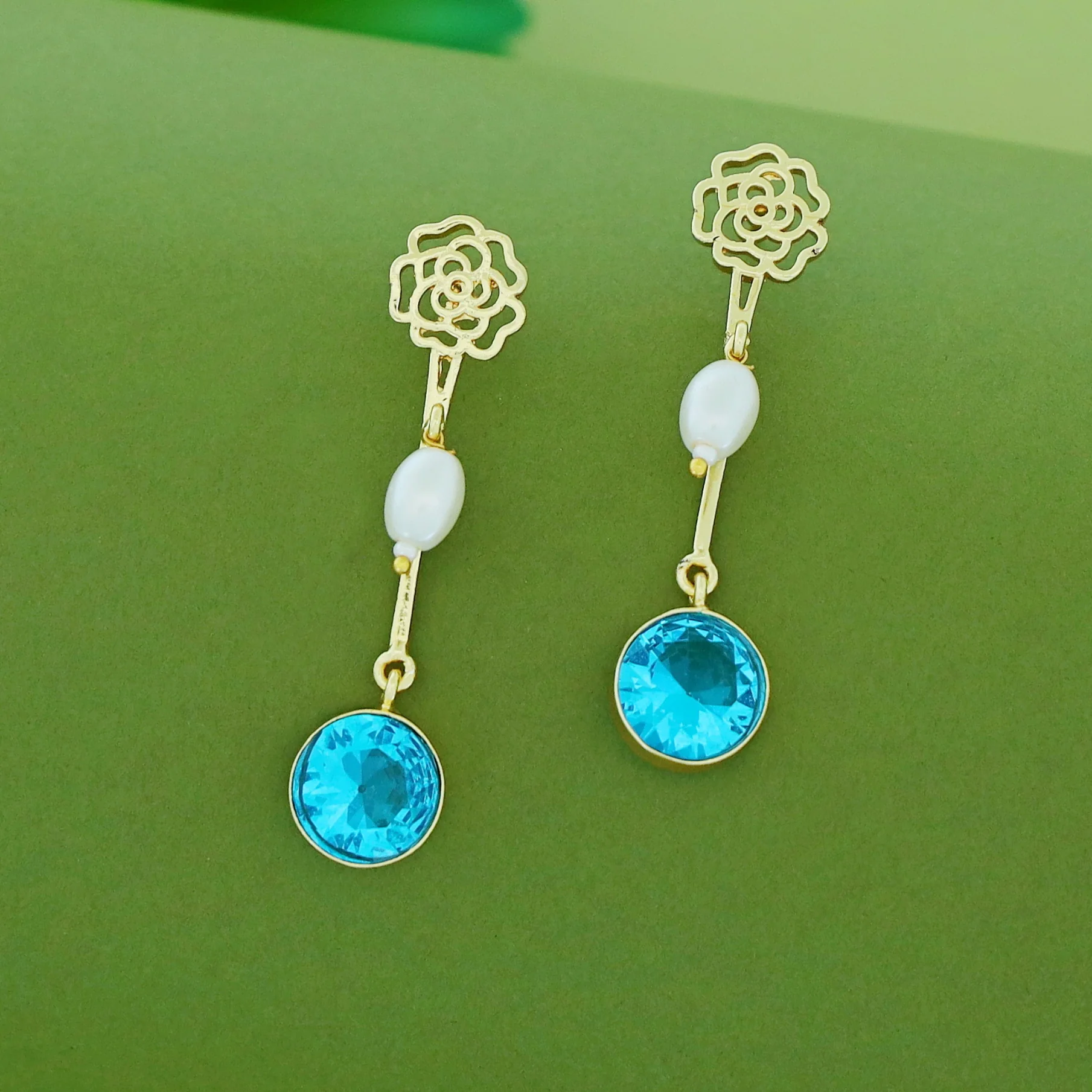 Golden Mini Raazi Flower Stick Pearl Glossy Earring - Image 3