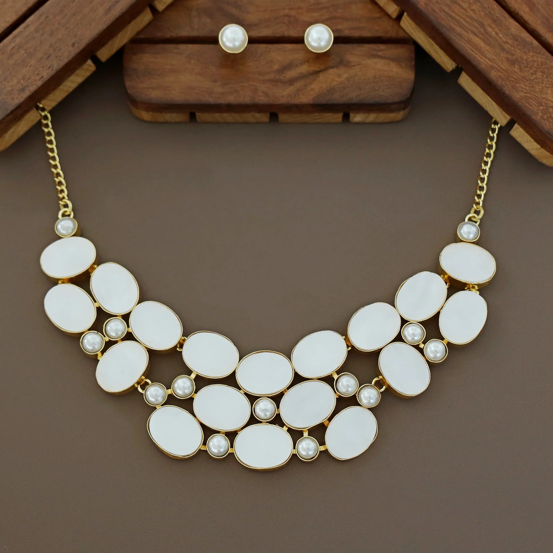 Golden MOP And Pearl Neckpiece With Stud - Image 2