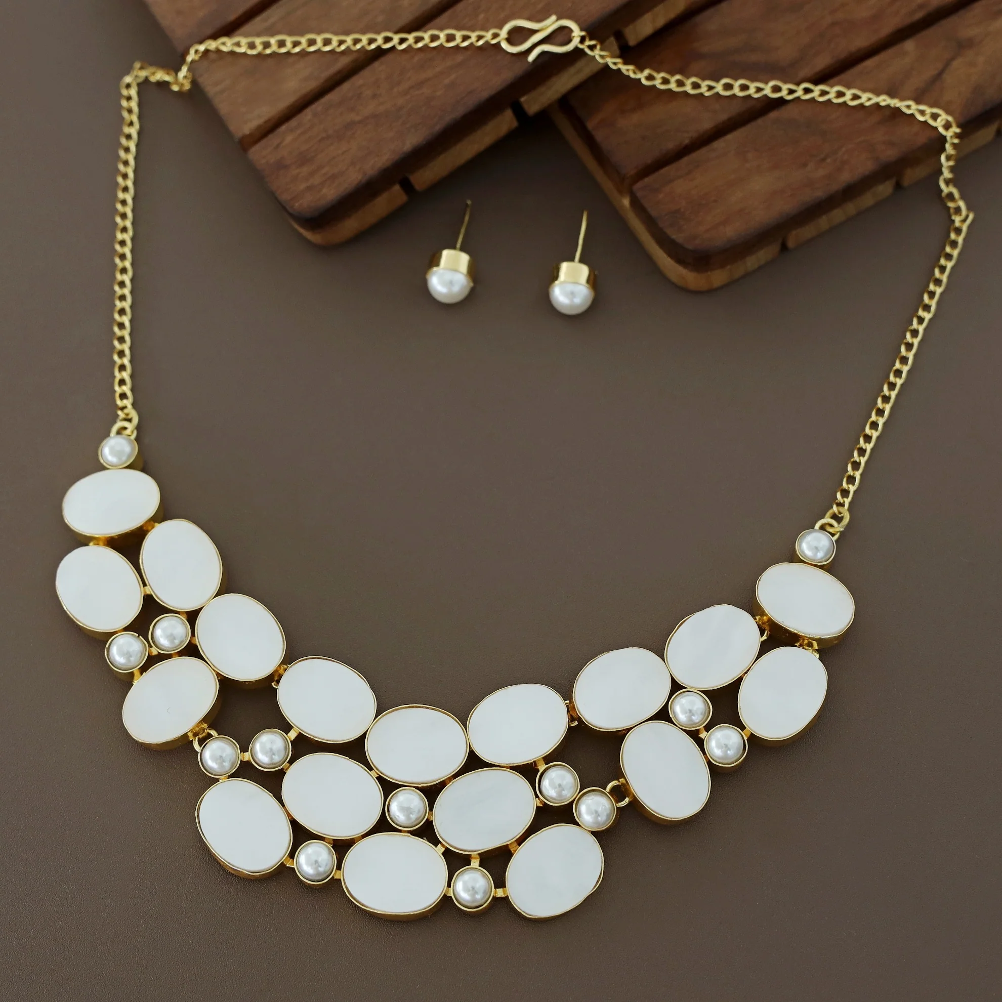 Golden MOP And Pearl Neckpiece With Stud - Image 4