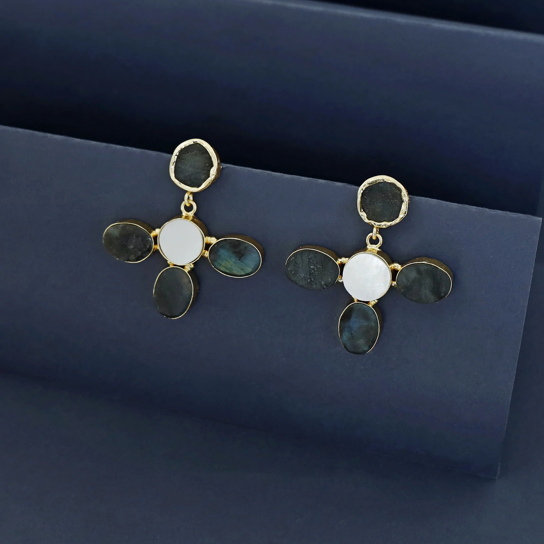 Golden MOP And Raw Stone Flower Earring - Image 11