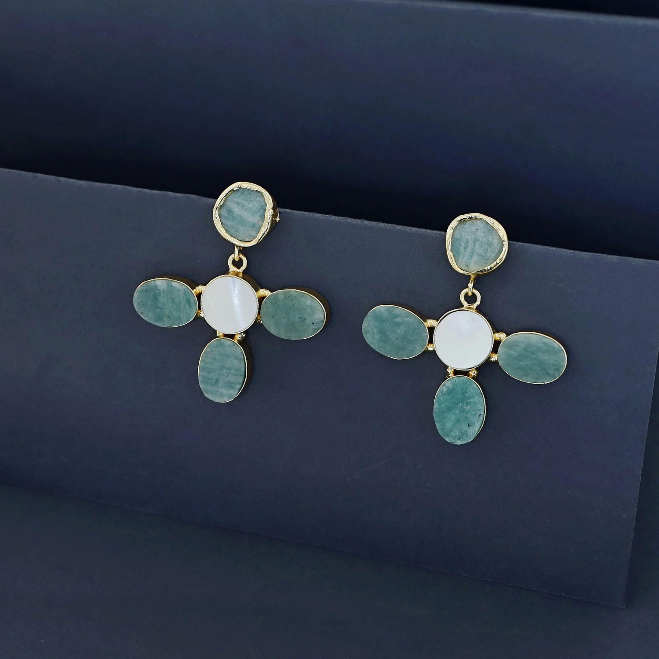 Golden MOP And Raw Stone Flower Earring - Image 9