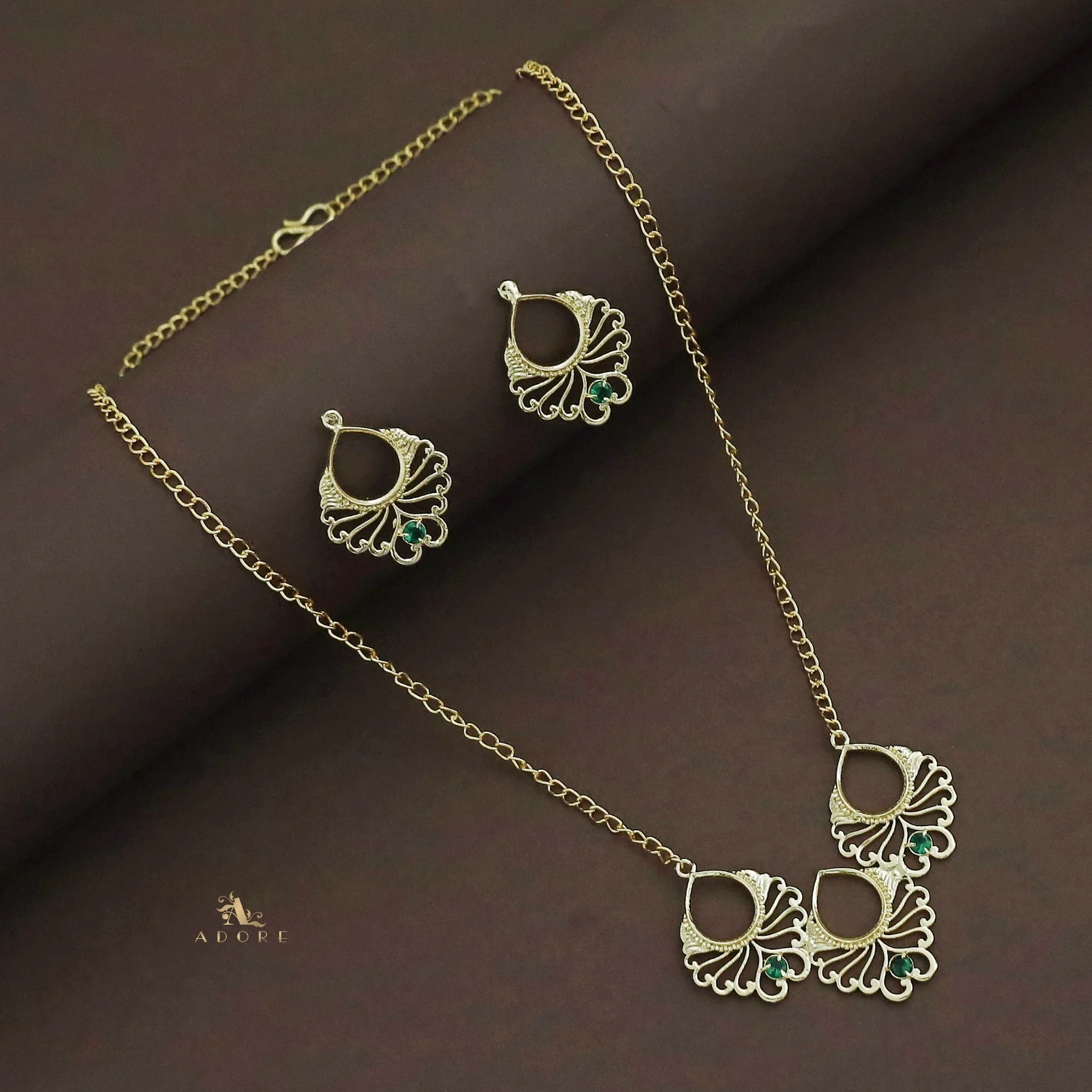Golden Floral Pattern Neckpiece With Earring - Image 3