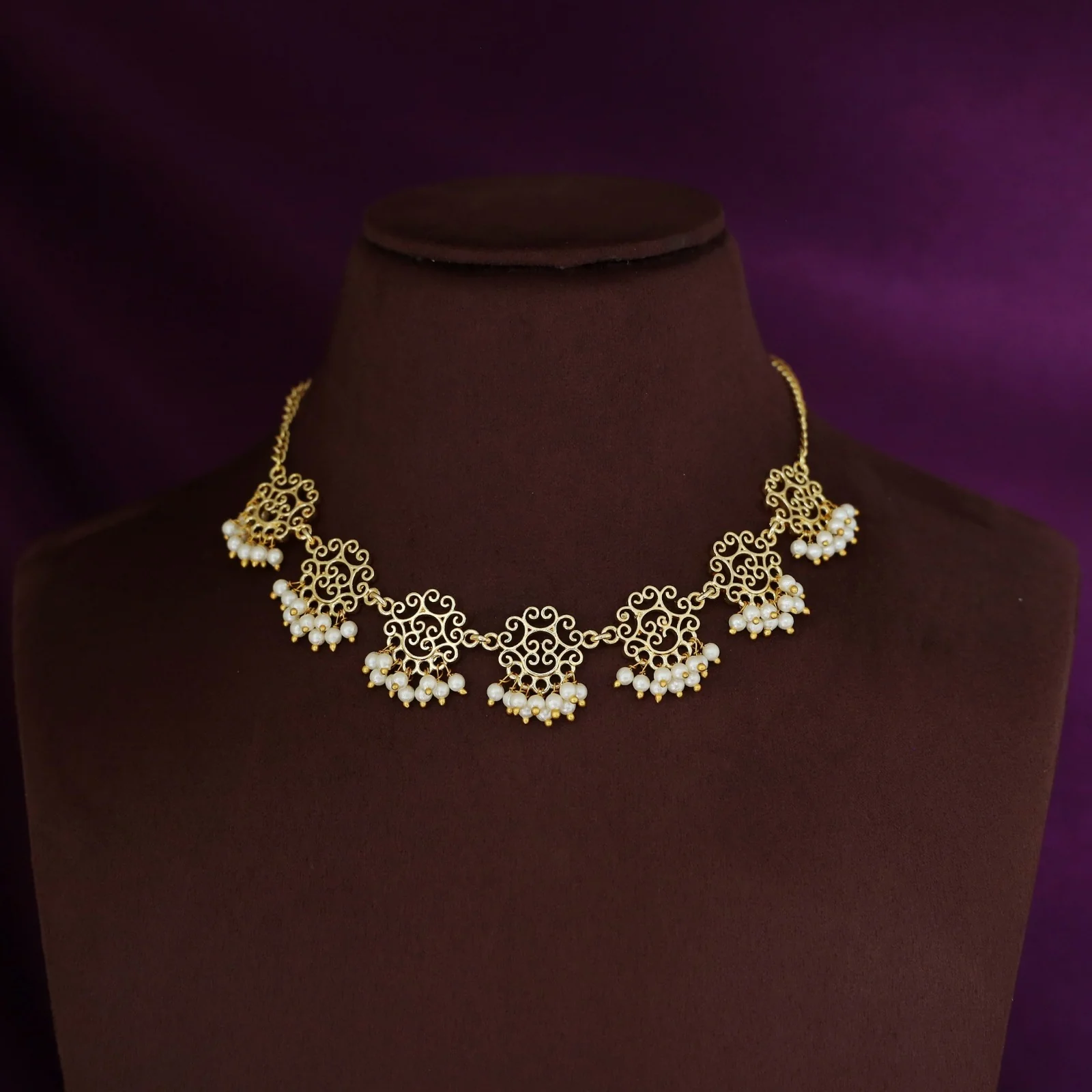Golden Niralika Filigree Cluster Pearl Neckpiece with Earring - Image 4