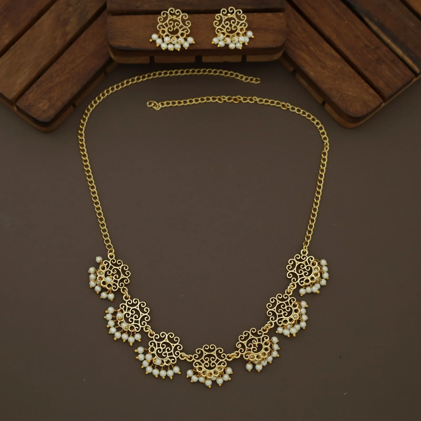 Golden Niralika Filigree Cluster Pearl Neckpiece with Earring - Image 5