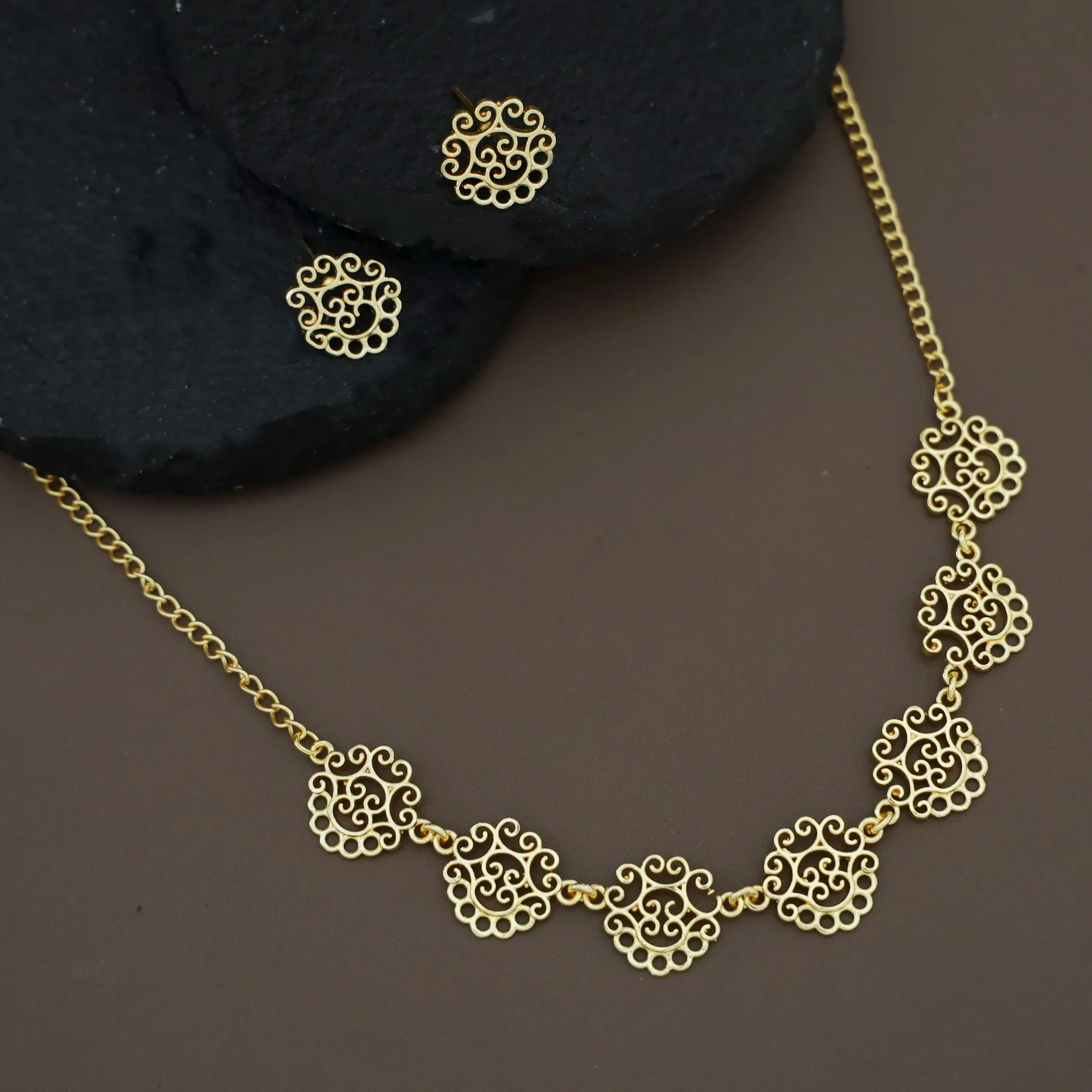 Golden Niralika Filigree Short Neckpiece/Choker with Earring - Image 2