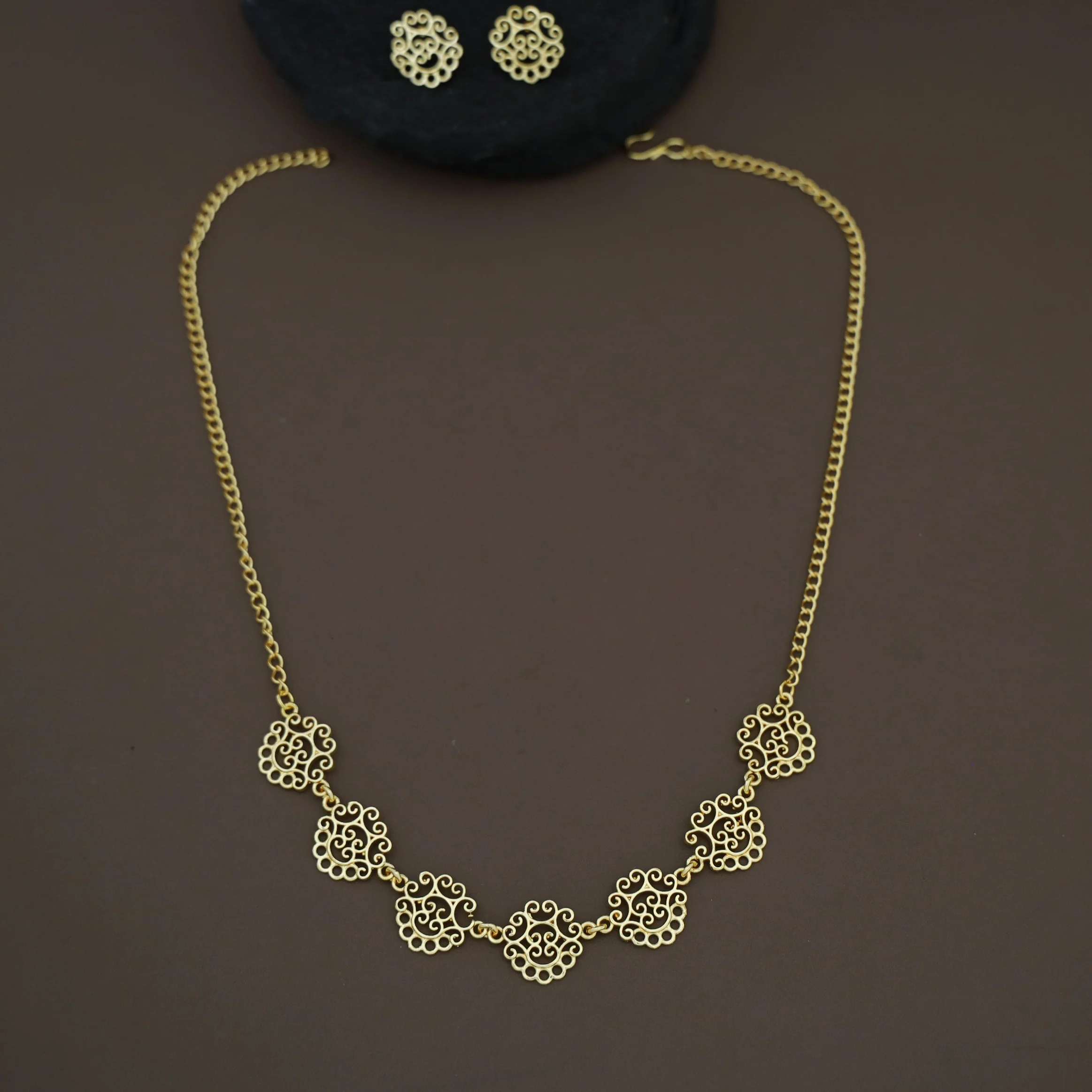 Golden Niralika Filigree Short Neckpiece/Choker with Earring - Image 3