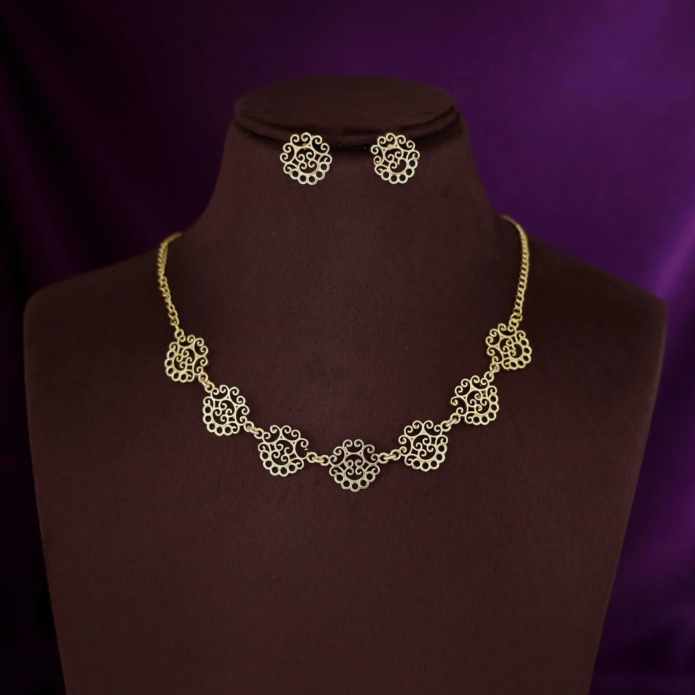 Golden Niralika Filigree Short Neckpiece/Choker with Earring - Image 4