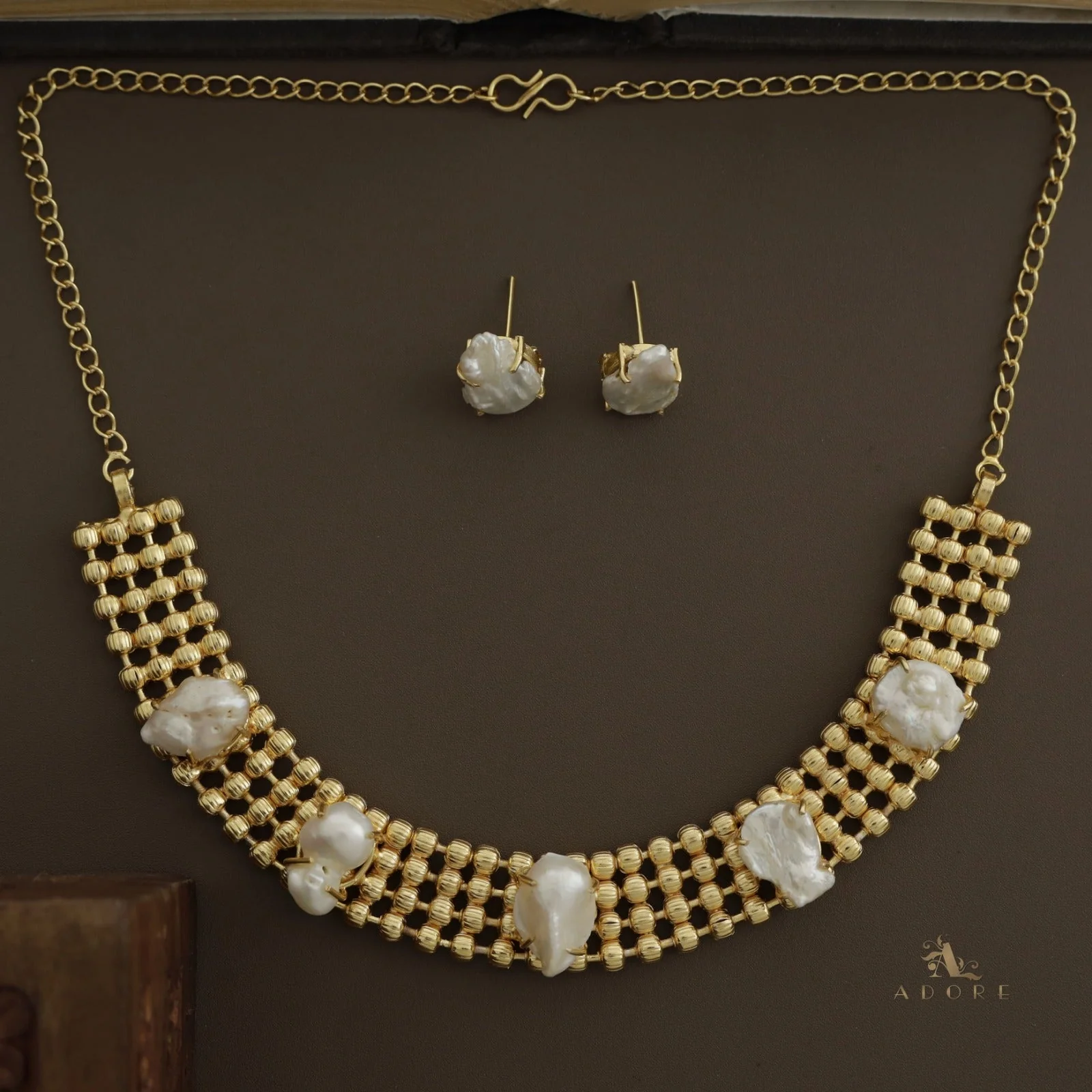 Golden Odelia Baroque Short Neckpiece With Earring - Image 11