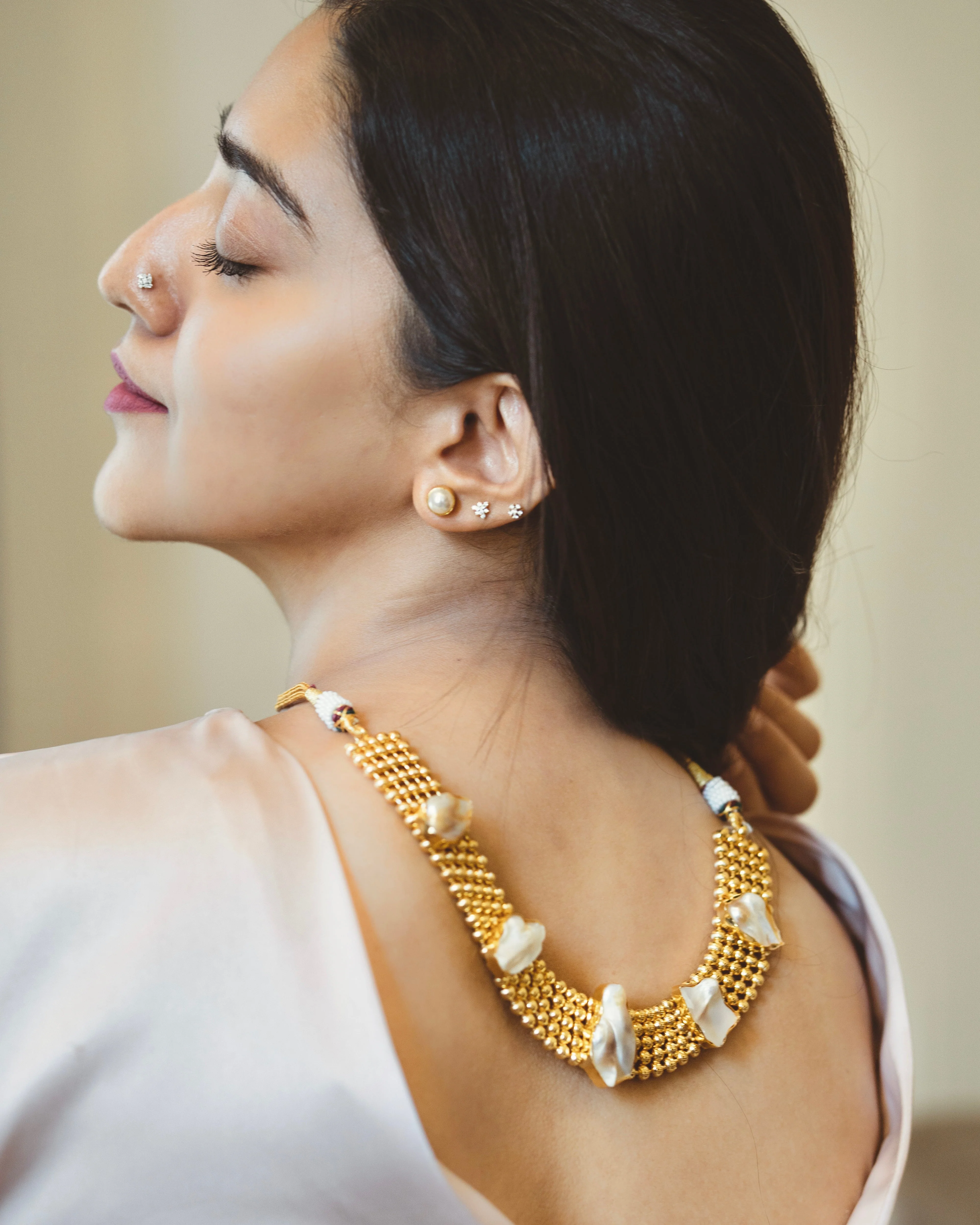 Golden Odelia Baroque Short Neckpiece With Earring - Image 9