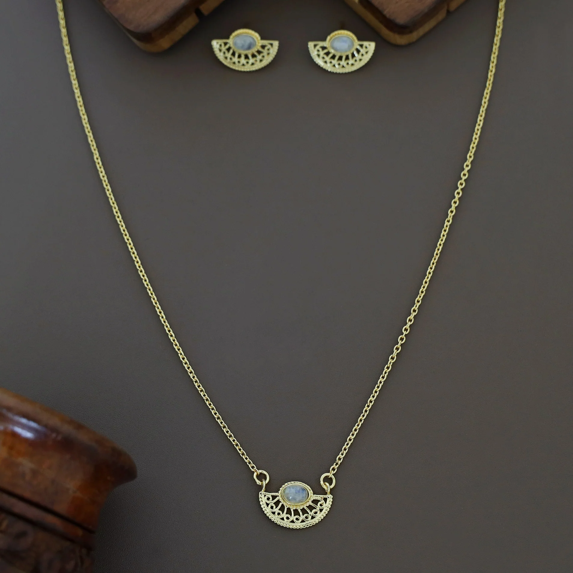 Golden Semi Circle Natural Stone Neckpiece With Earring - Image 5