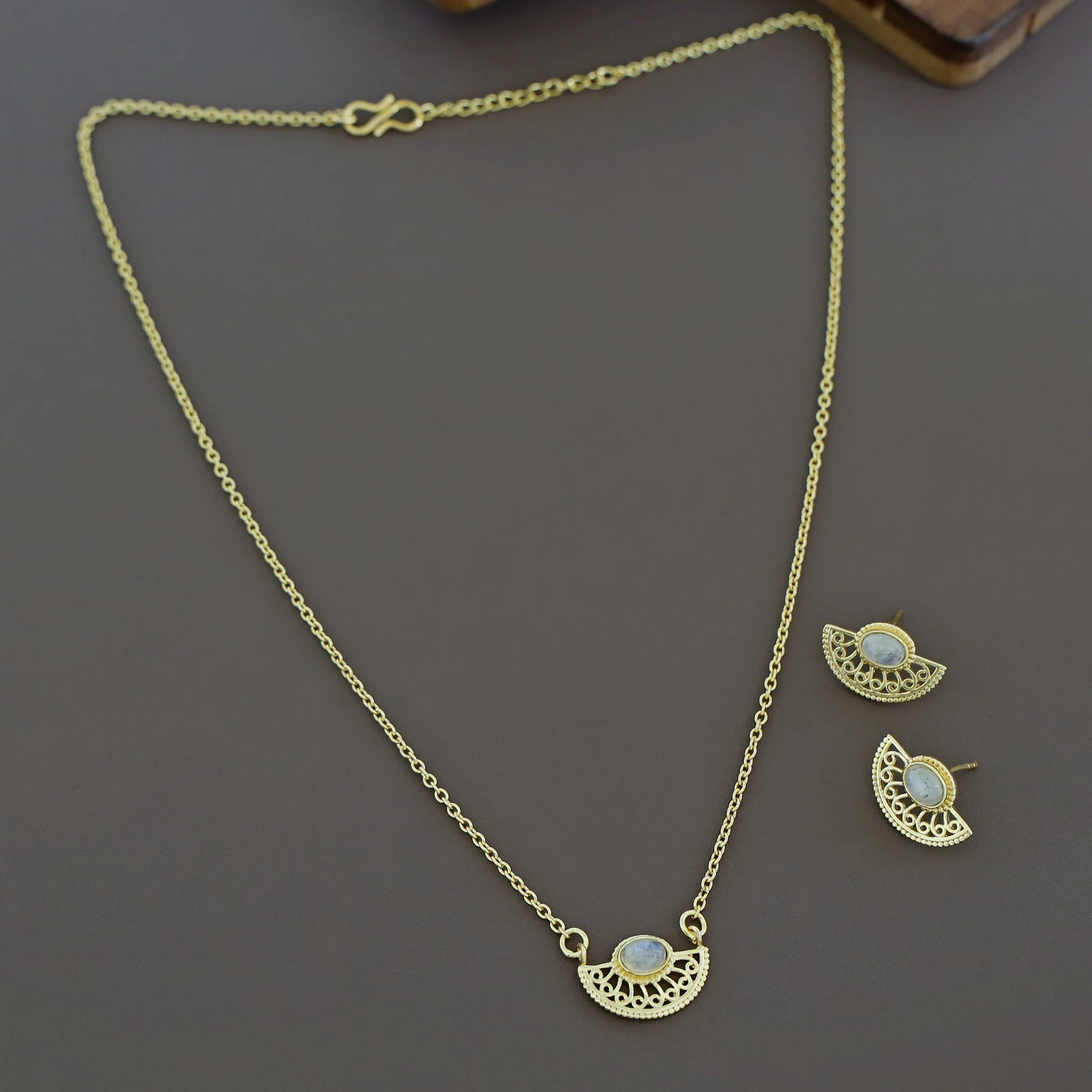 Golden Semi Circle Natural Stone Neckpiece With Earring - Image 7