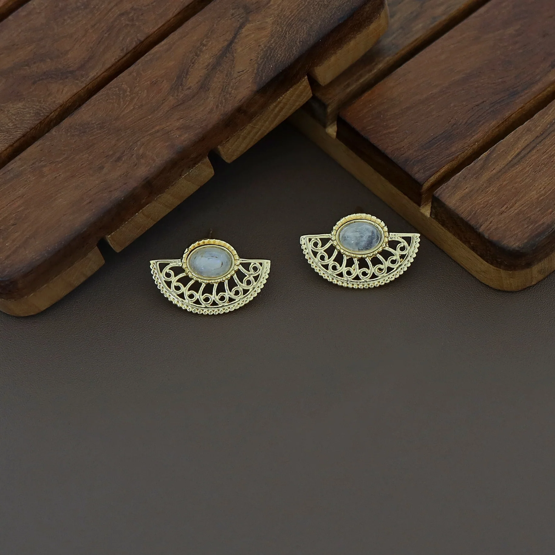 Golden Semi Circle Natural Stone Neckpiece With Earring - Image 8