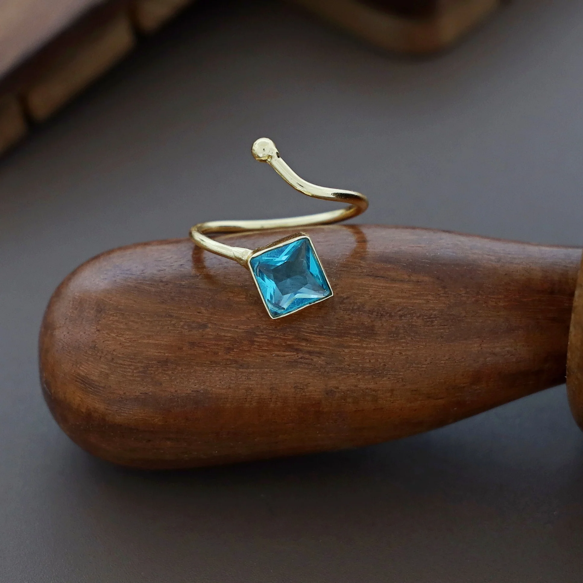 Golden Single Stone Diamond Ring - Image 2