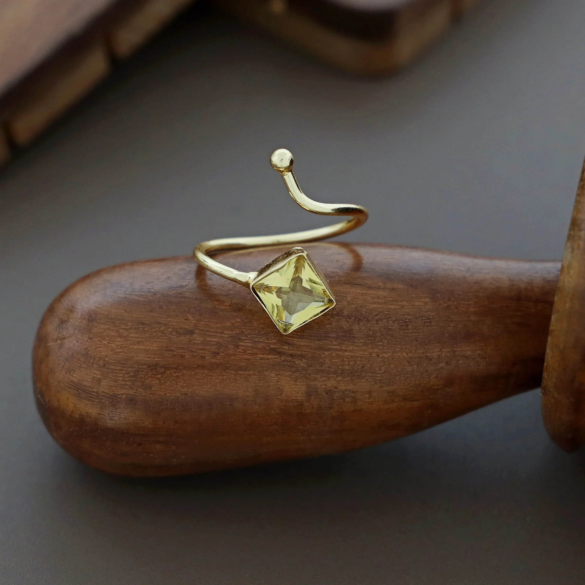 Golden Single Stone Diamond Ring - Image 9