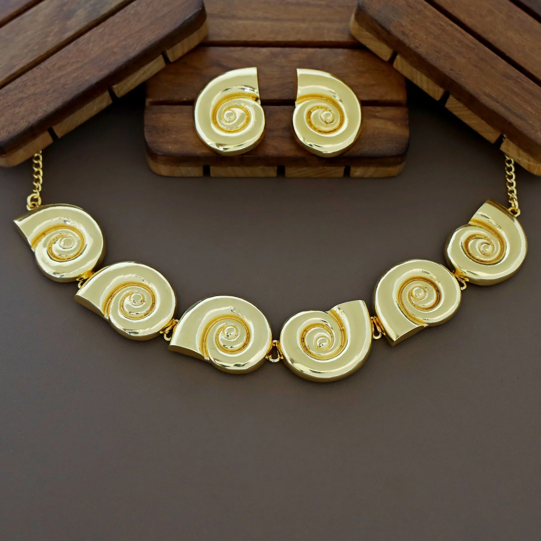 Aviana Golden Snail Shape Choker With Earring - Image 2