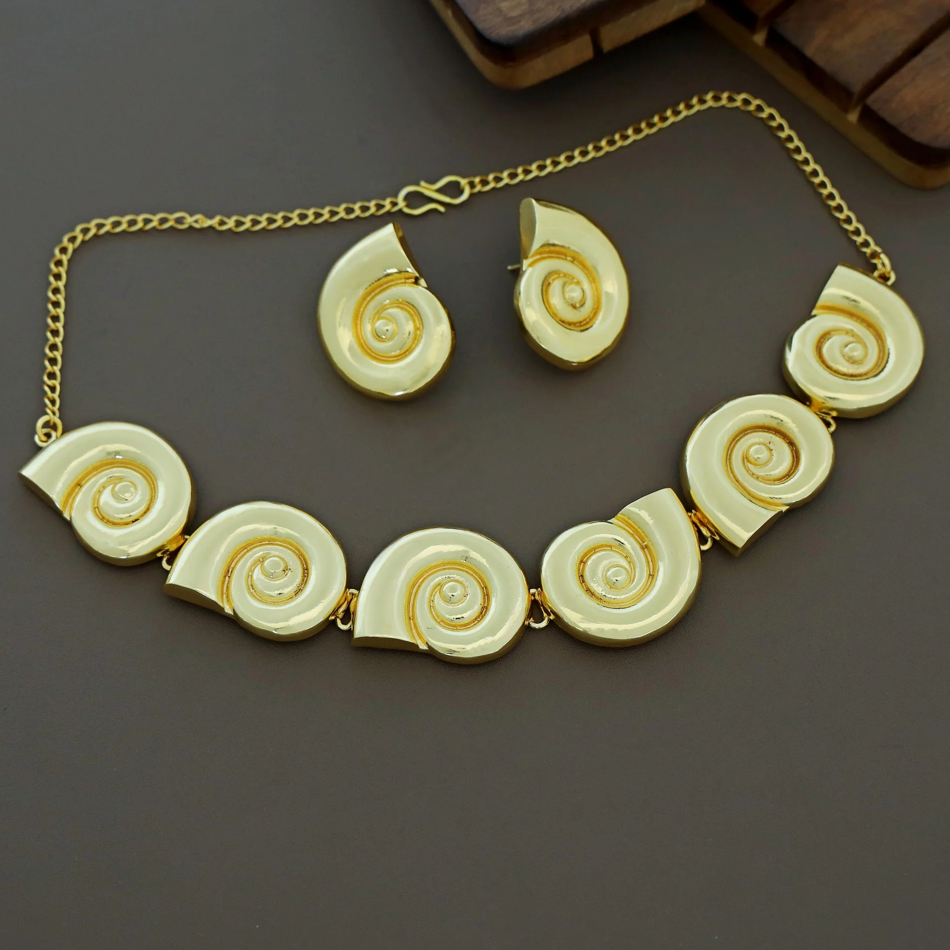 Aviana Golden Snail Shape Choker With Earring - Image 4