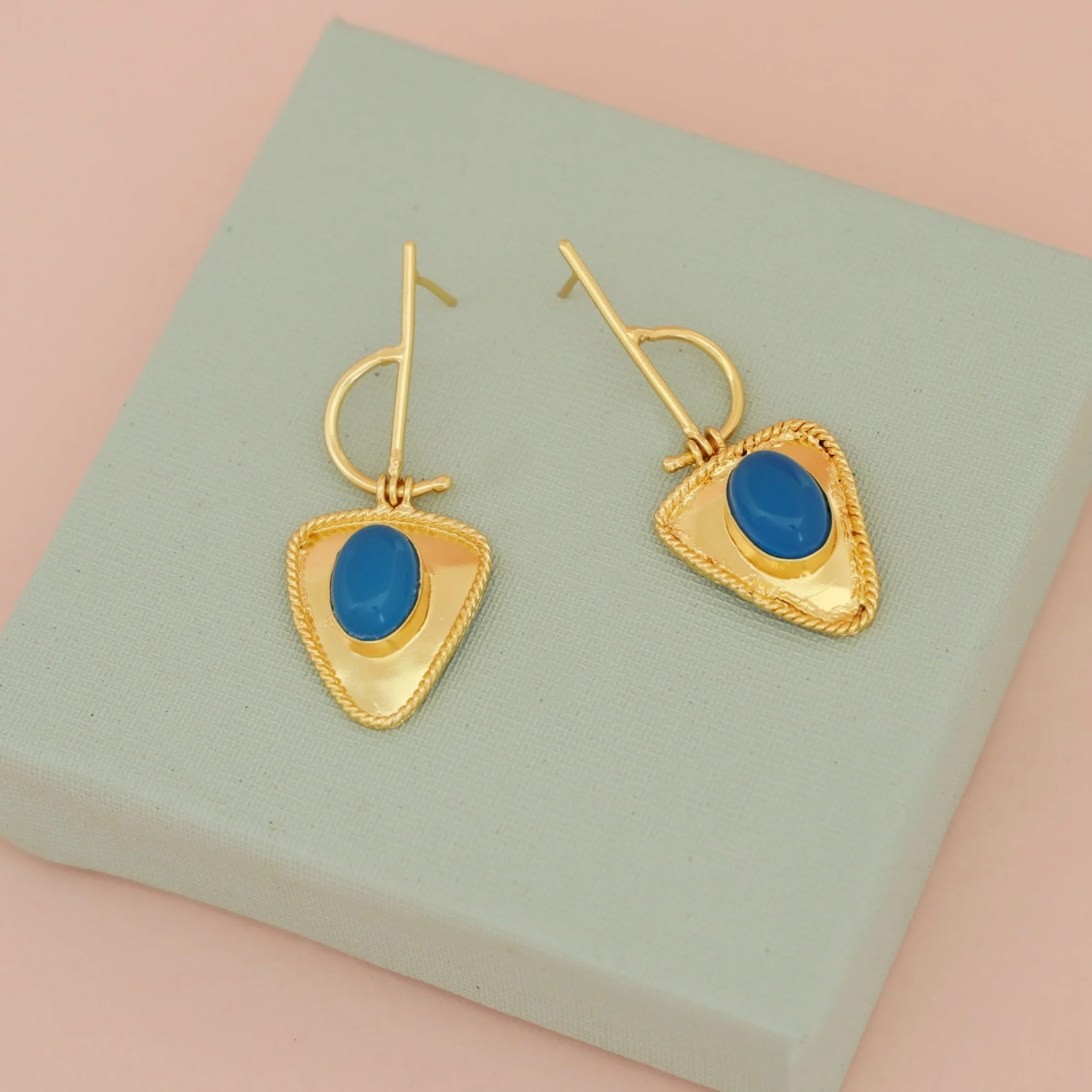Golden Stick Inverted Triangle Oval Glossy Stone Earring - Image 4