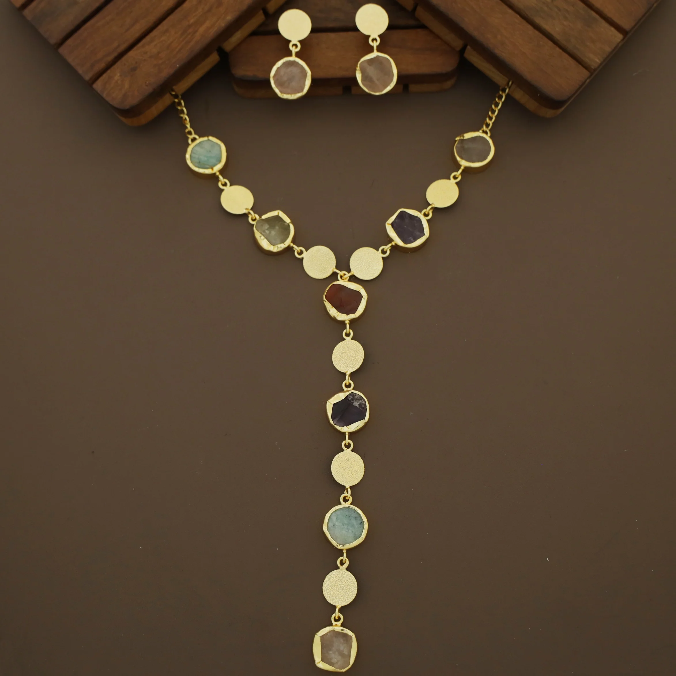 Golden Textured Circle Raw Stone Neckpiece With Earring - Image 2
