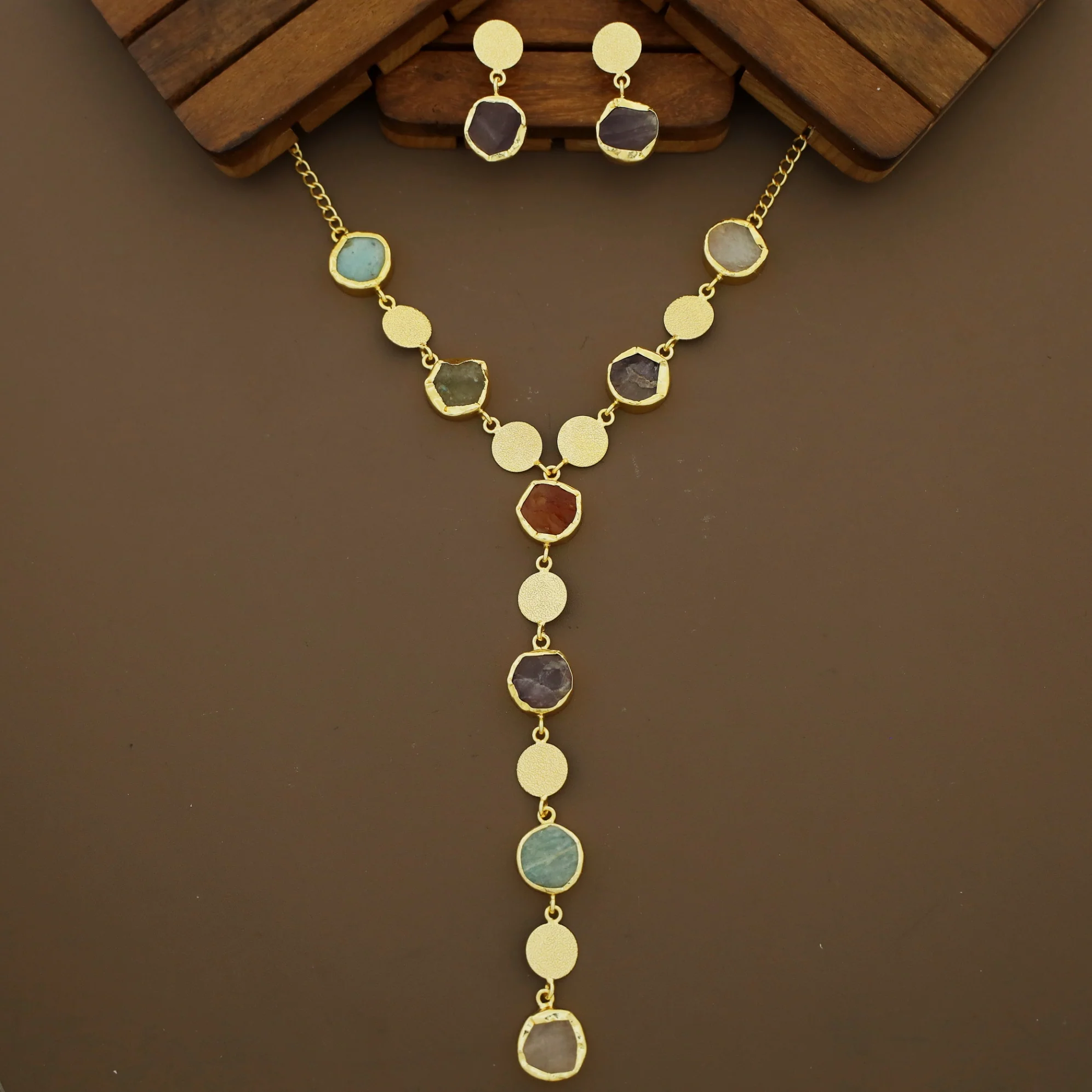 Golden Textured Circle Raw Stone Neckpiece With Earring - Image 3