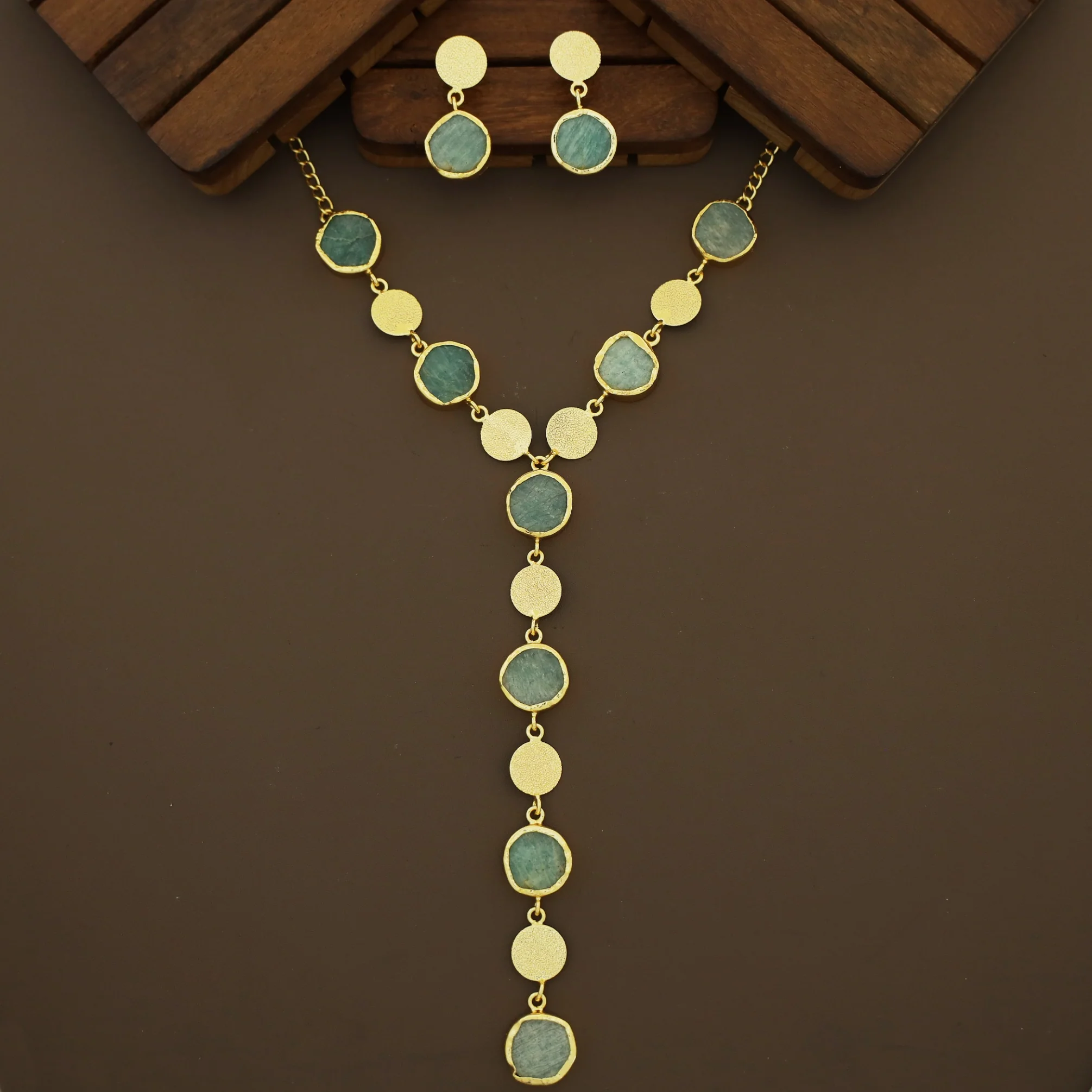 Golden Textured Circle Raw Stone Neckpiece With Earring - Image 4