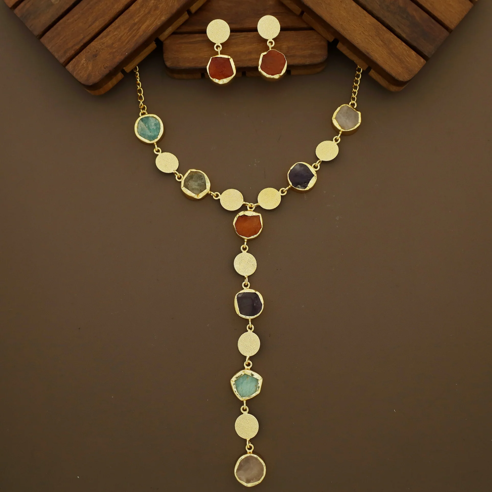 Golden Textured Circle Raw Stone Neckpiece With Earring - Image 5