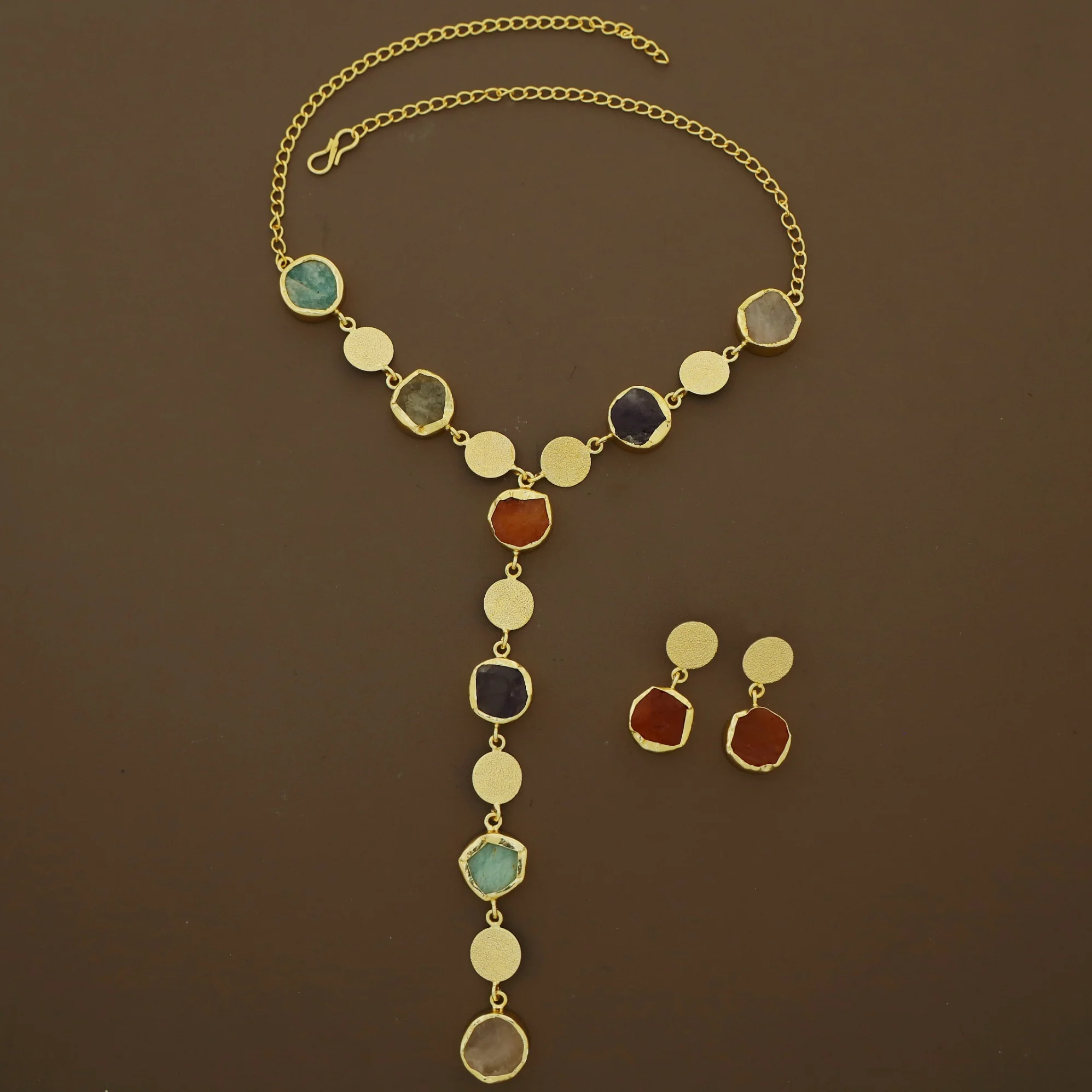 Golden Textured Circle Raw Stone Neckpiece With Earring - Image 7