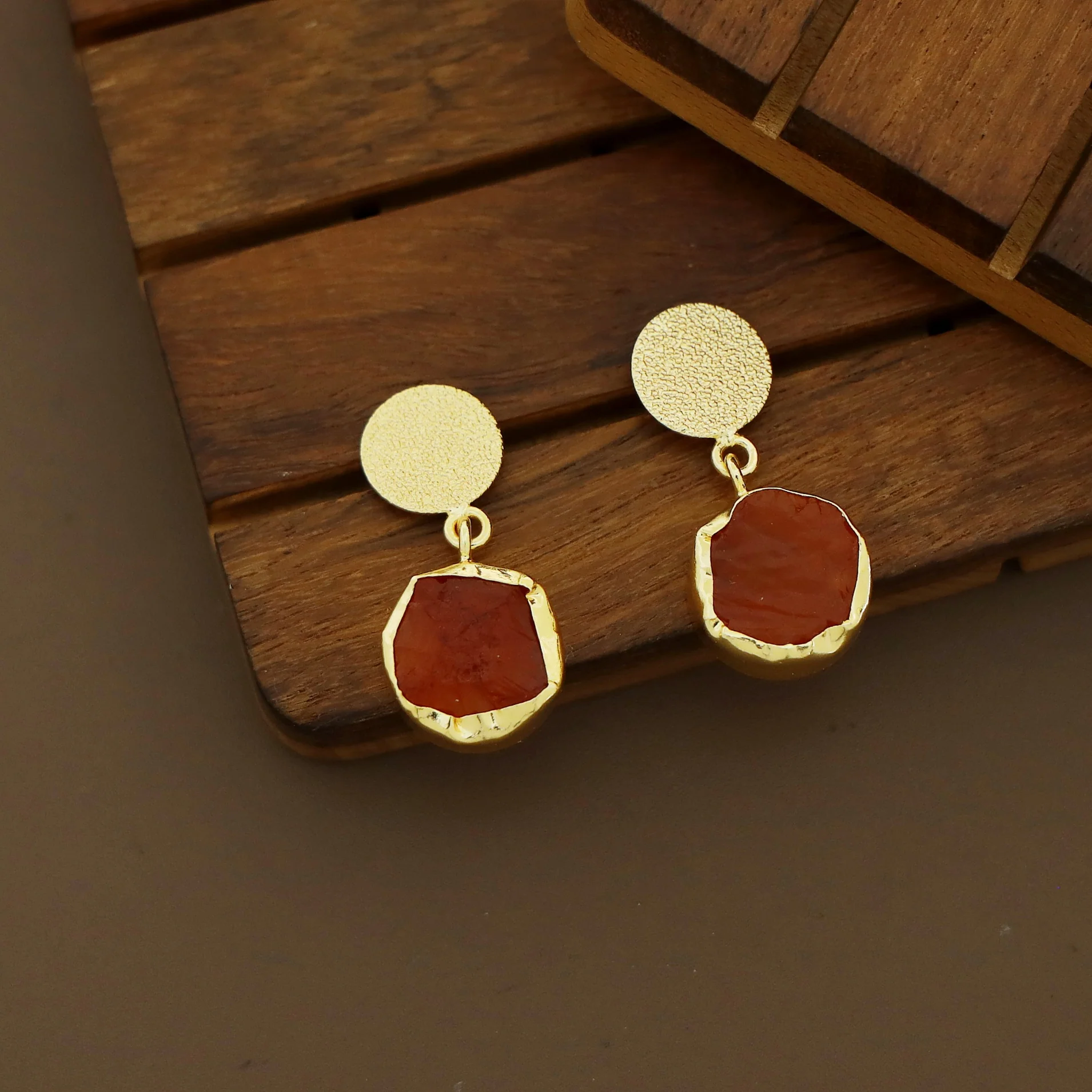 Golden Textured Circle Raw Stone Neckpiece With Earring - Image 8