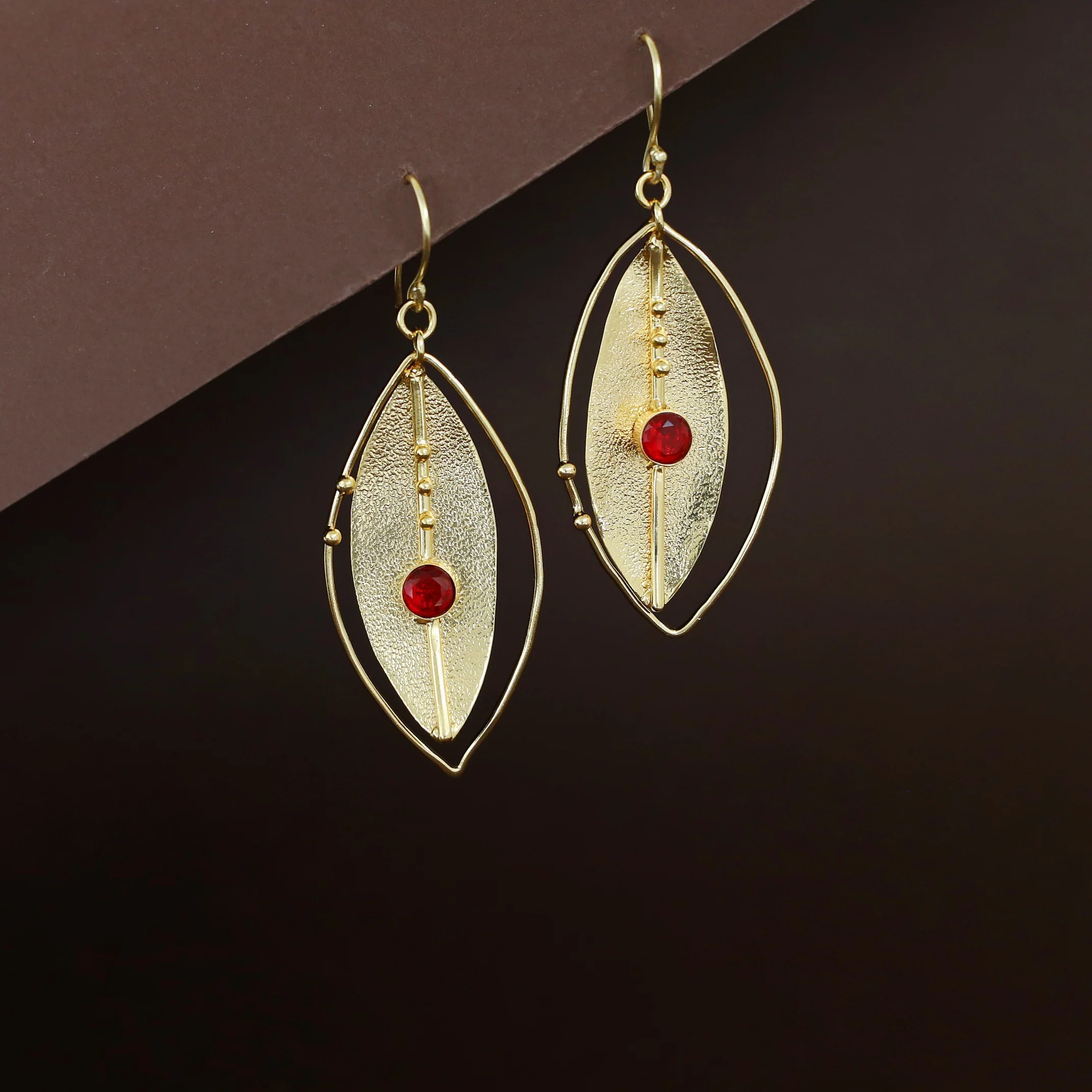 Eilin Golden Textured Leaf Glossy Stone Drop - Image 2