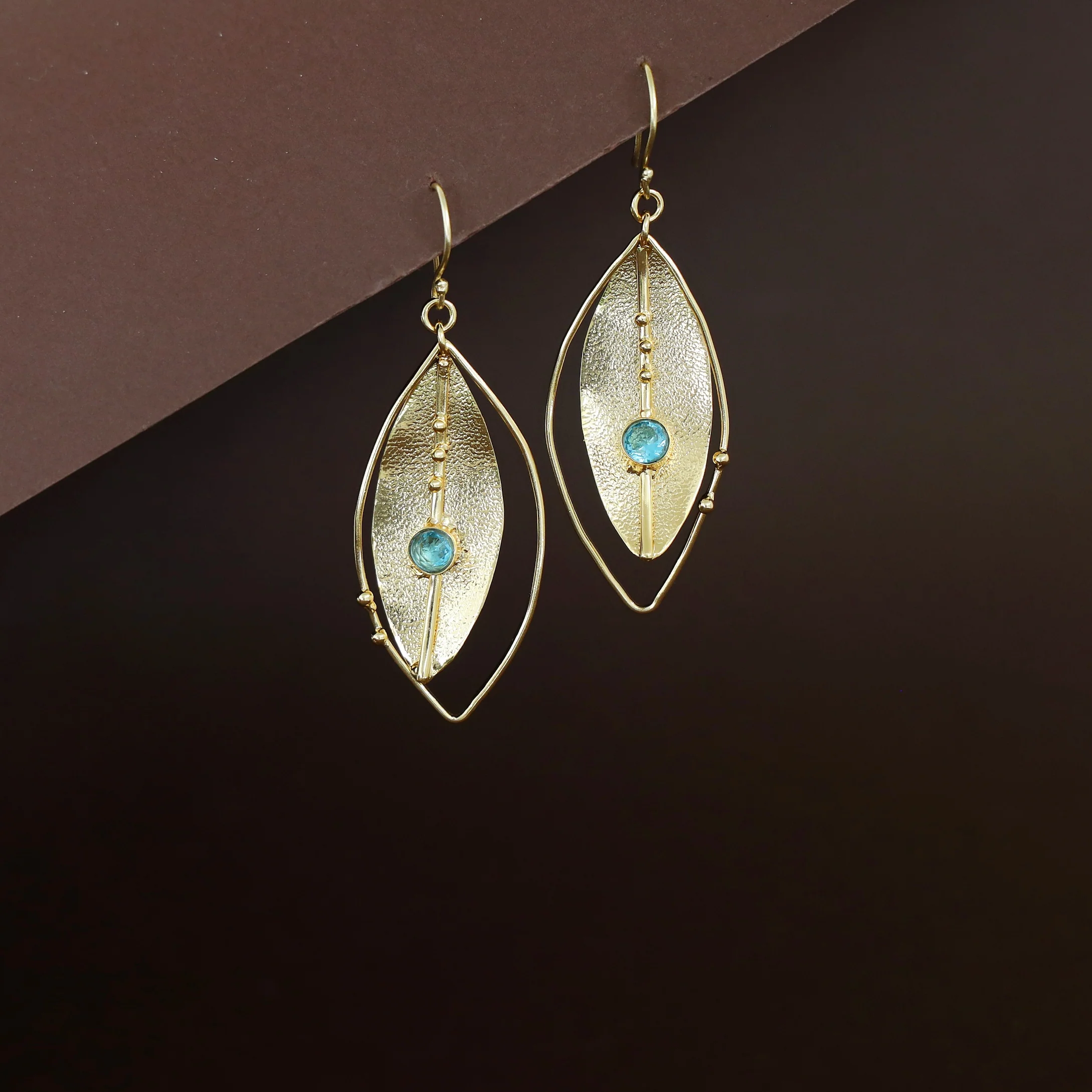 Eilin Golden Textured Leaf Glossy Stone Drop - Image 4