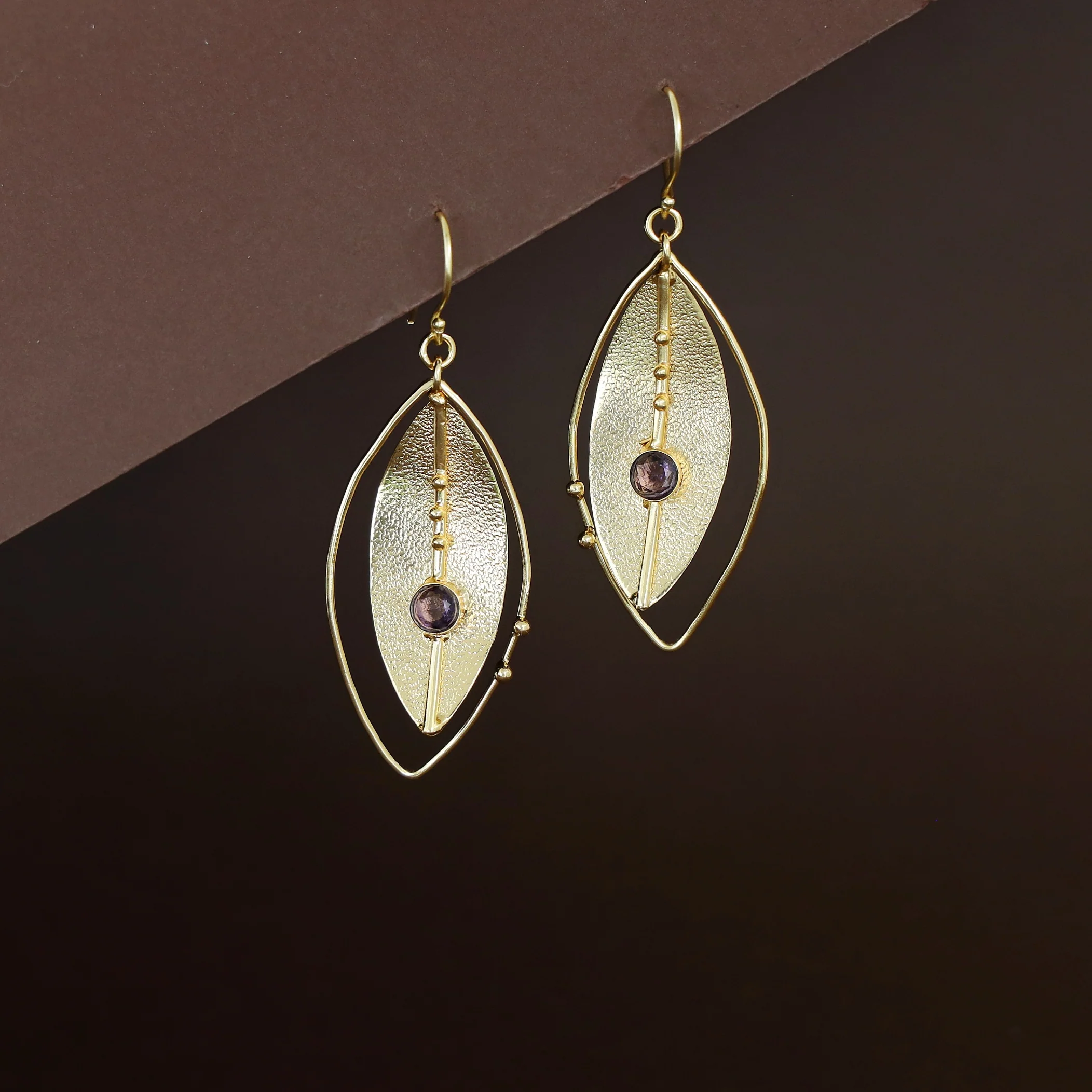 Eilin Golden Textured Leaf Glossy Stone Drop - Image 5